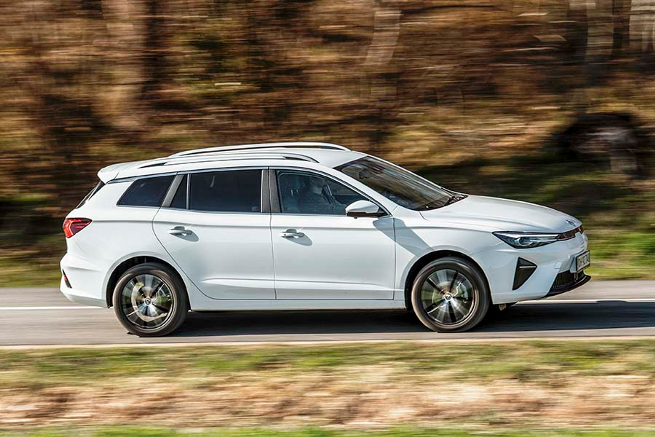 Med en akselafstand på 266 cm er der blevet udmærket plads til både for- og bagsædepassagererne. Bilen rummer i alt fem personer, der sidder ganske fint i kabinen.