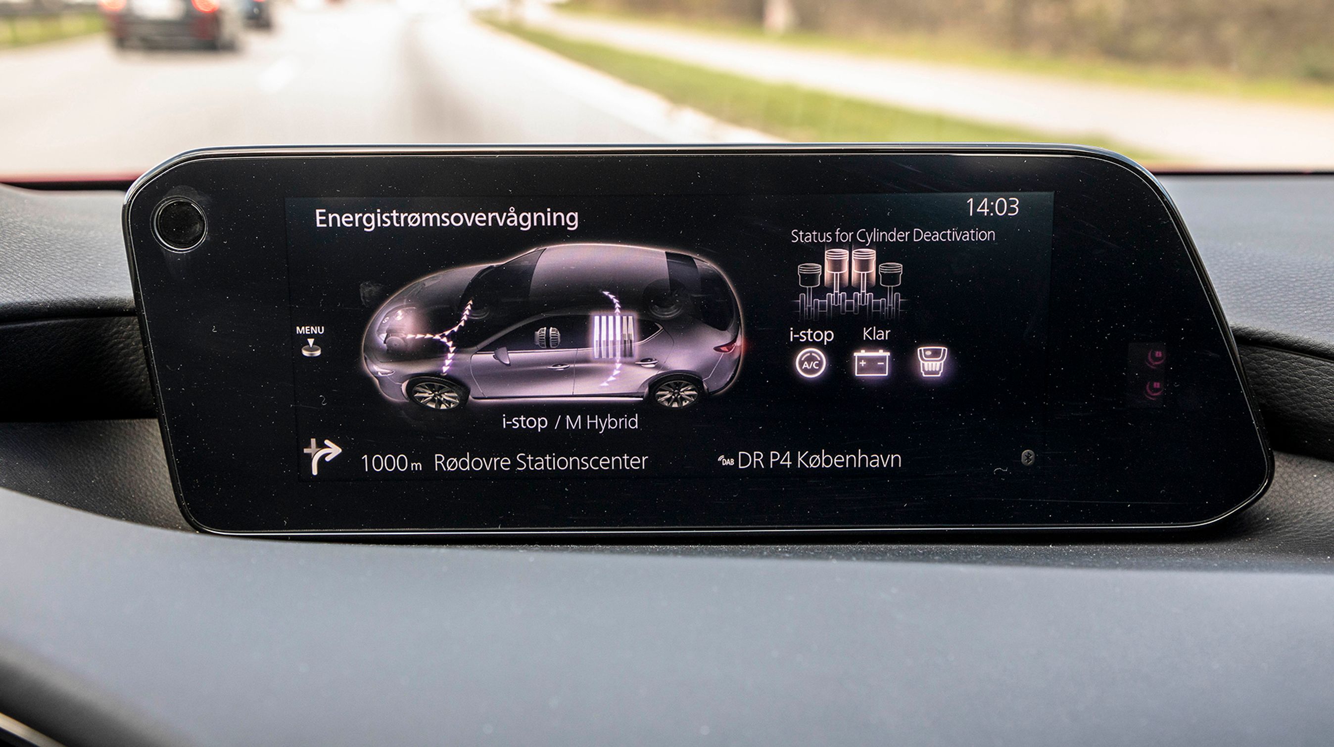 Mazda 3 har i benzinudgaven fået det, man kalder mild hybriddrift, og sammen med teknik, der kan koble to cylindre fra, når man kører med let belastning, har Mazda gjort en del for at få bilen til at køre længere på literen.