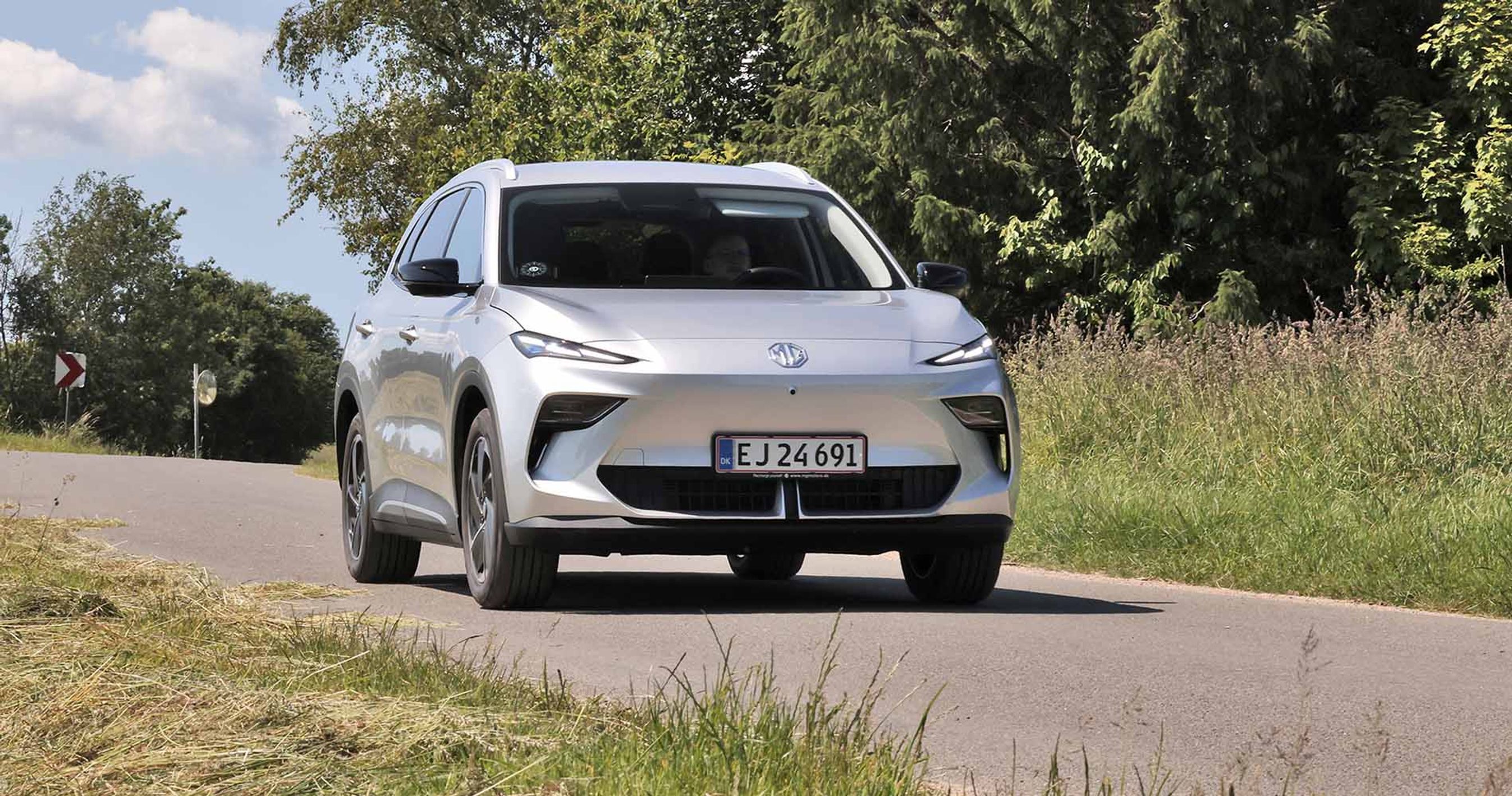 MG MGS5 set forfra, mens den kører på landevej