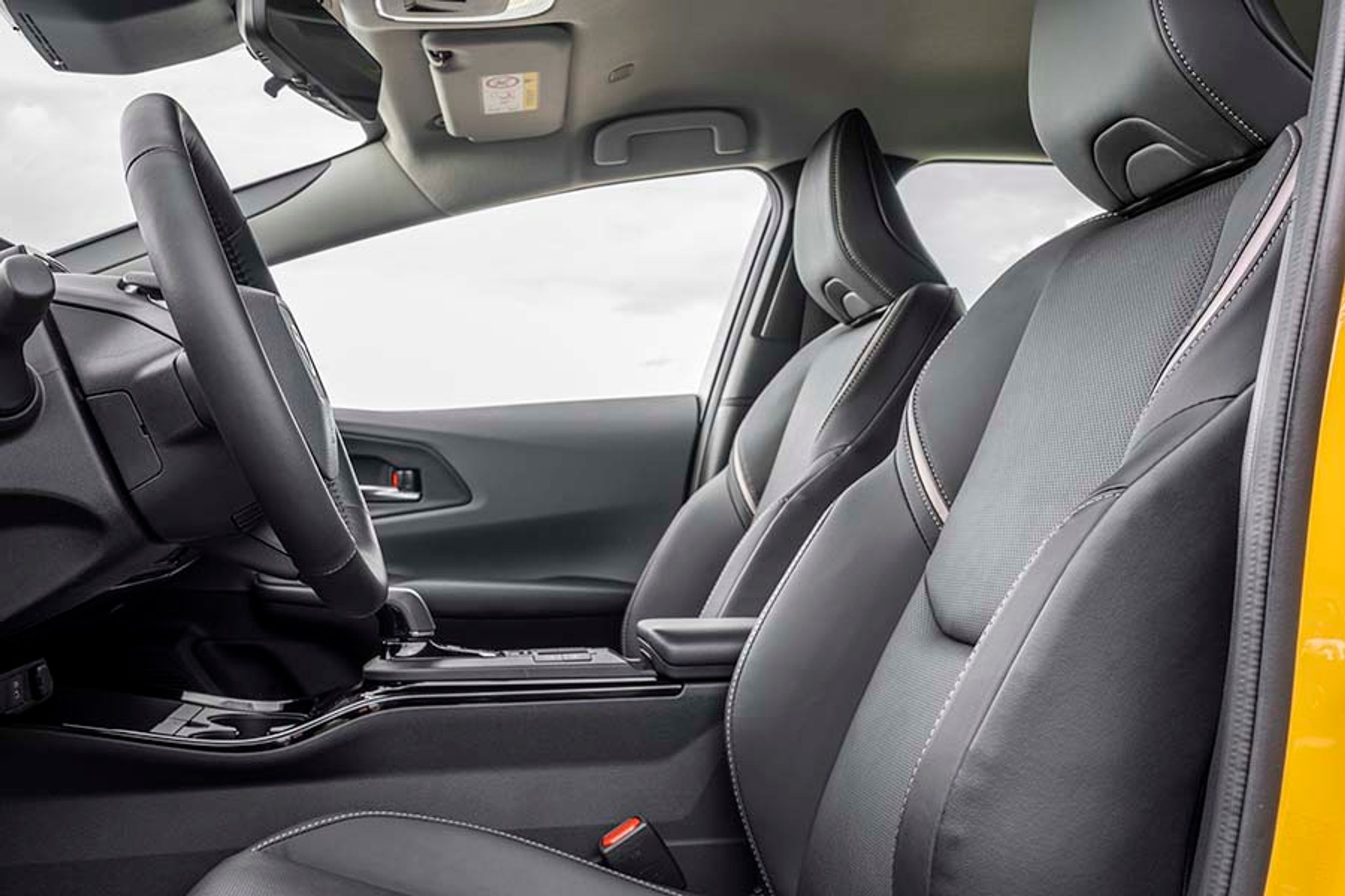 Man sidder virkelig godt i forsæderne, der støtter fint, og som har mange justeringsmuligheder. I topudgaven er de som her elbetjente, mens de er manuelt justerbare i grundudgaven.