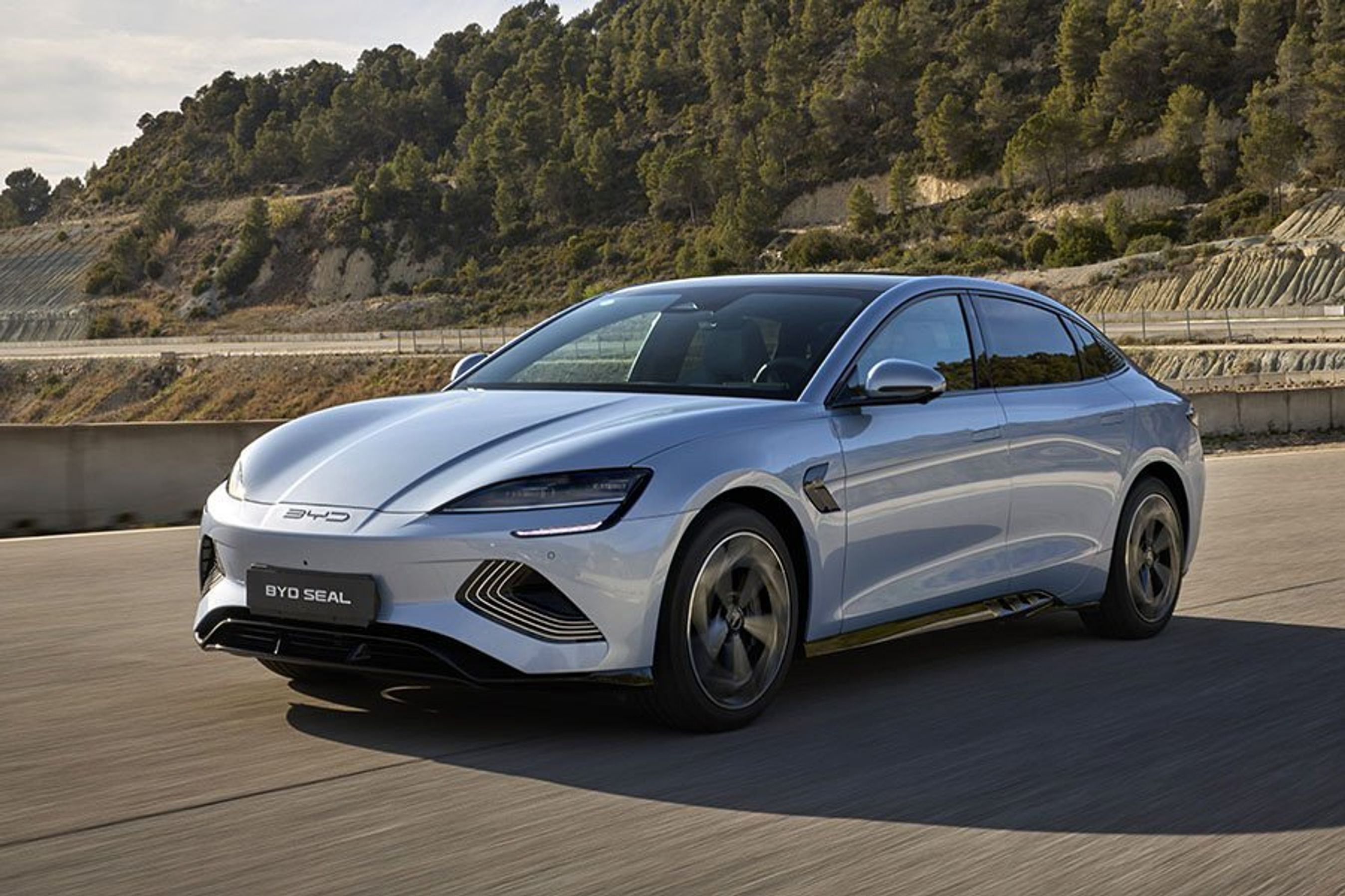 Elbilen BYD Seal kører på en landevej