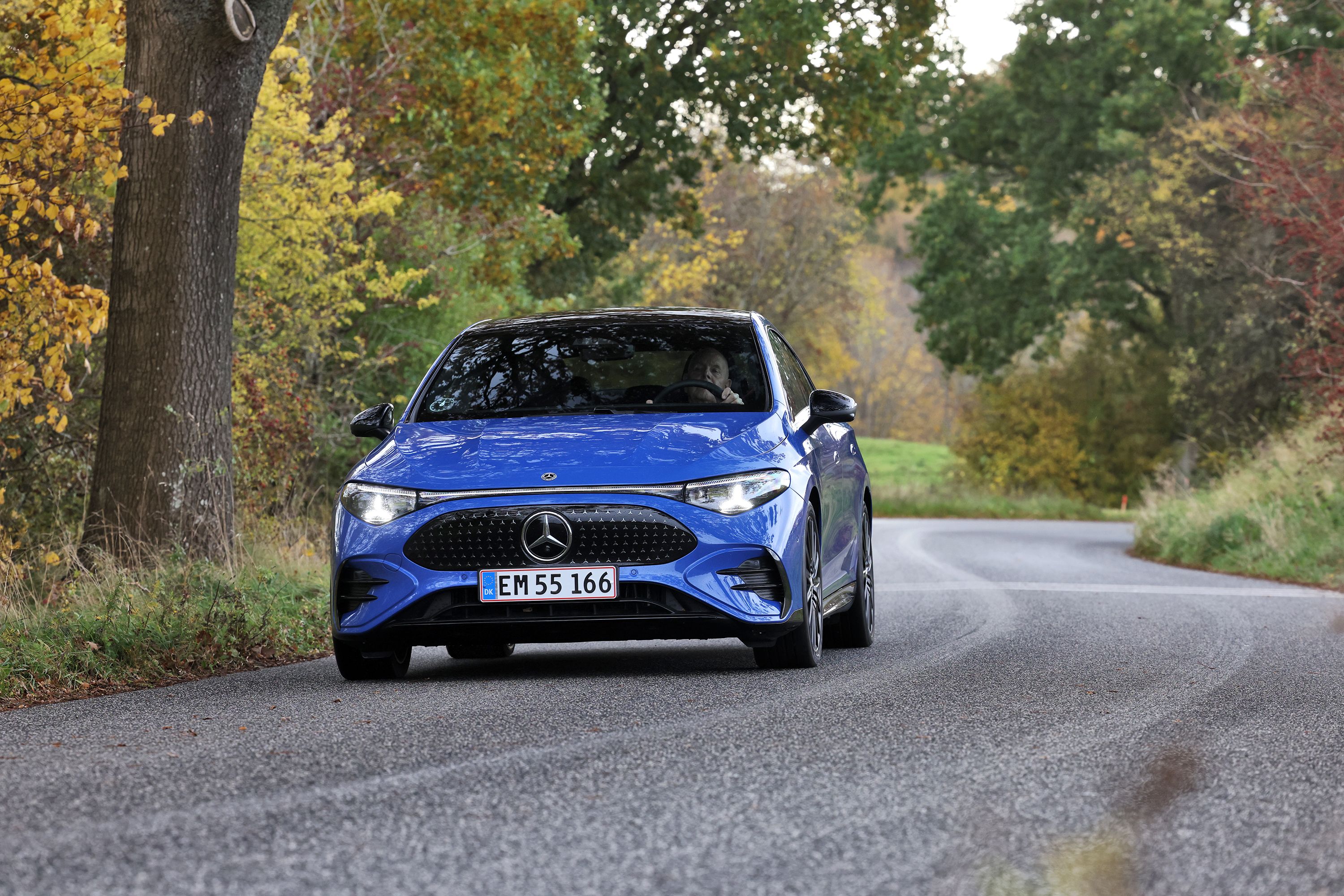 Mercedes-Benz CLA set forfra, mens den kører på snoet vej