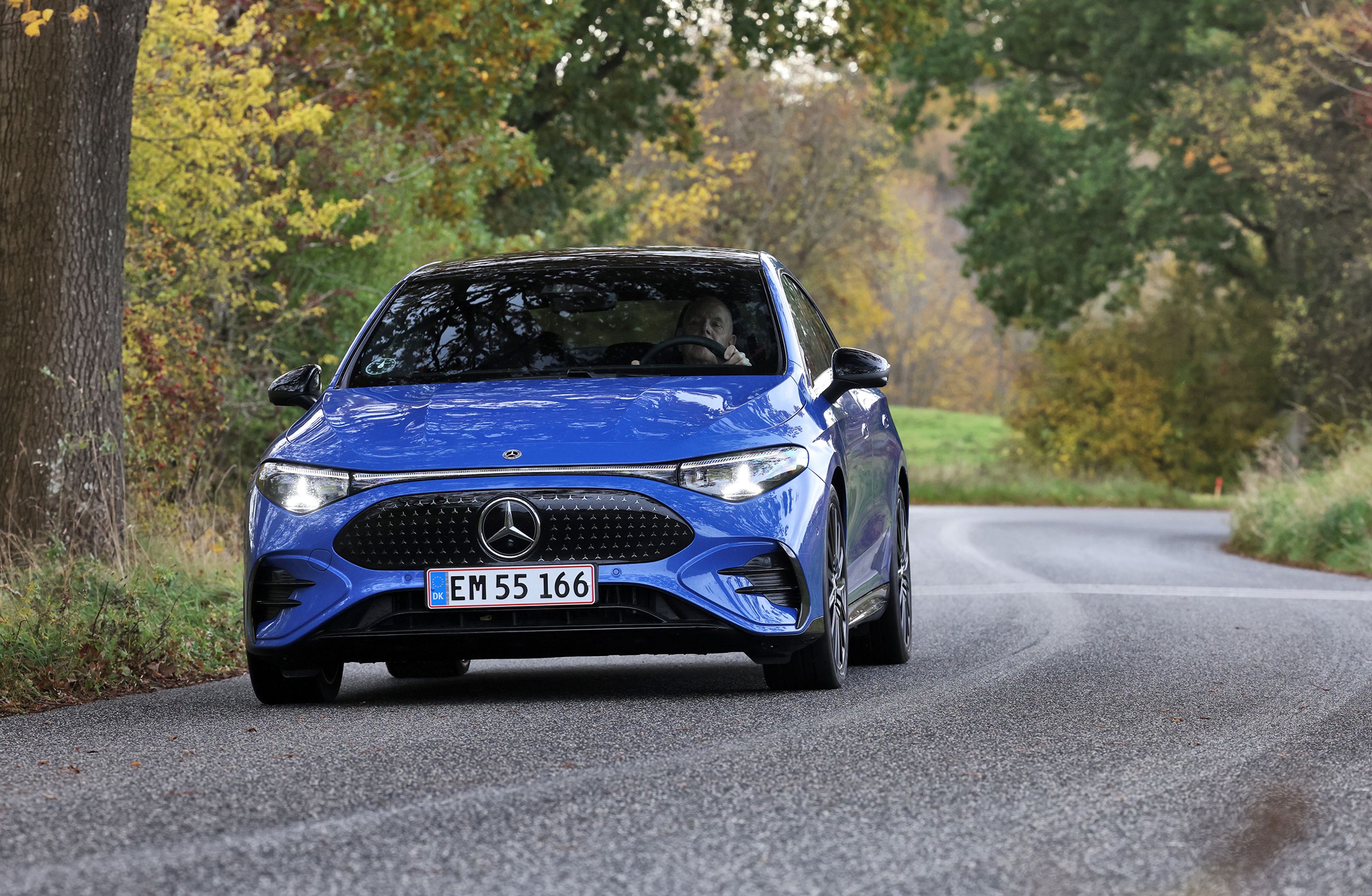 Mercedes-Benz CLA set forfra, mens den kører på snoet vej