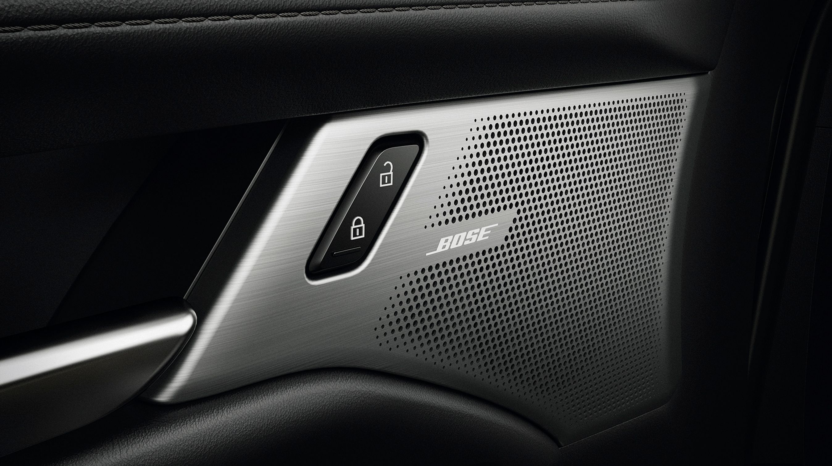 Topmodellerne har vellydende Bose-anlæg med 12 højttalere. Dem i fordørene er pænt pakket ind i aluminium.