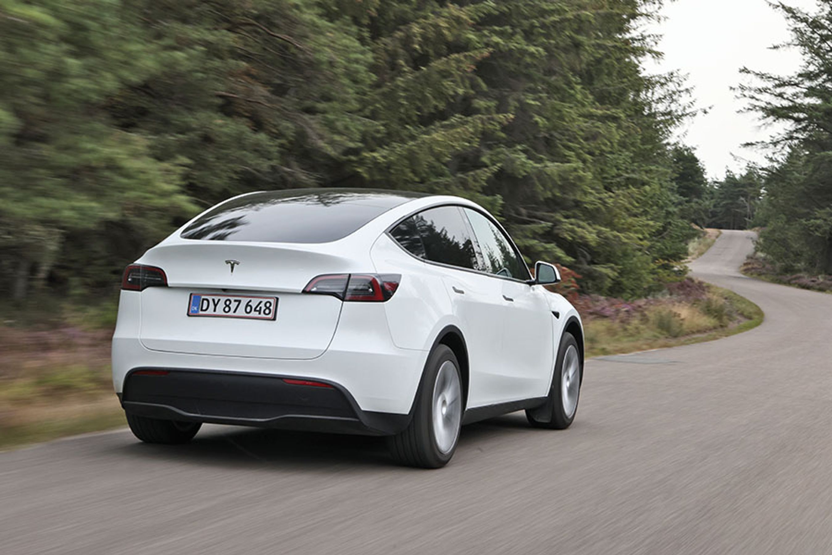 Tesla Model Y har rene linjer og et design med runde, bløde designlinjer, hvor bagruden og glastaget nærmest går ud i et. Vi savner en bagrudevisker.