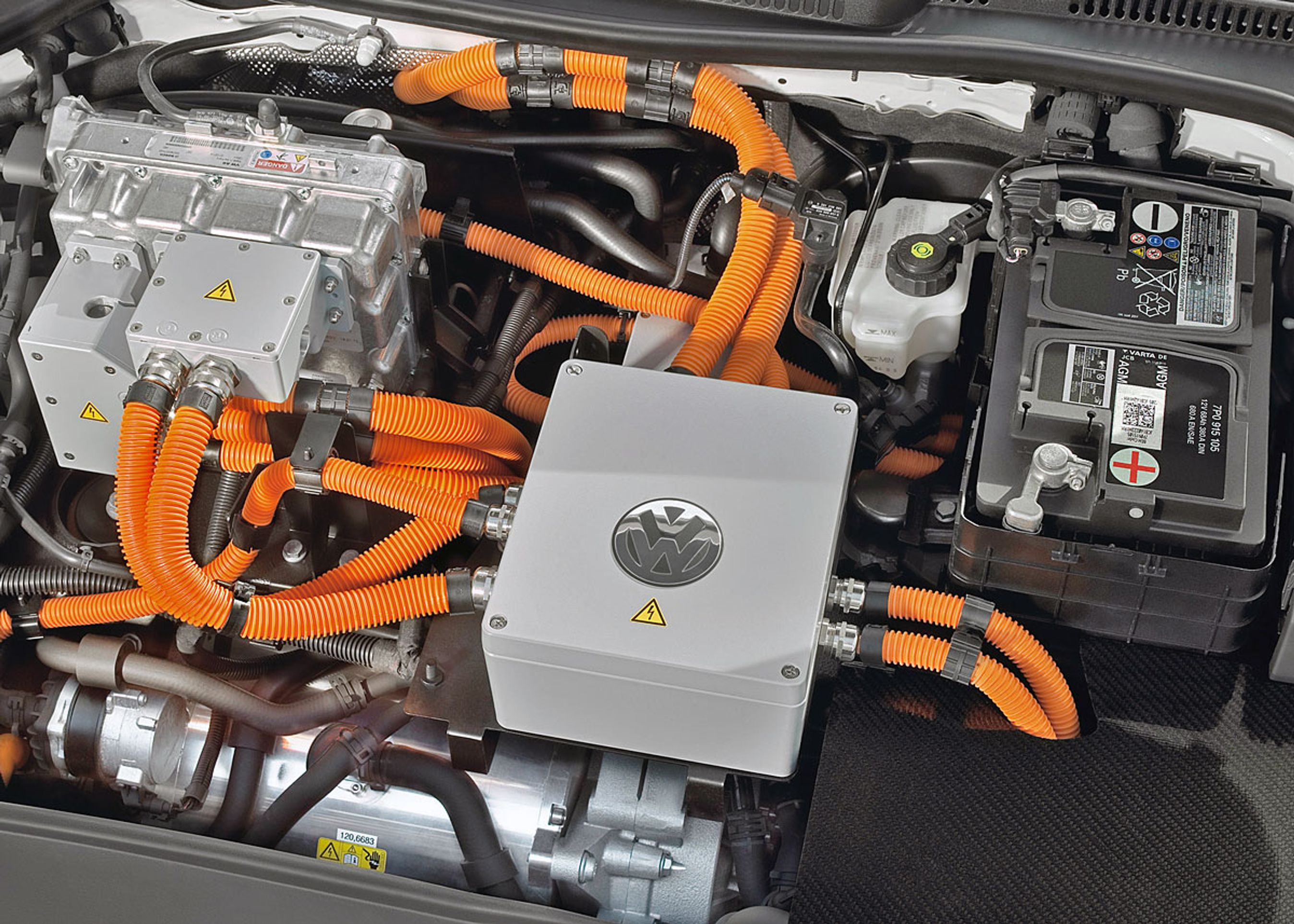 VW Golf Blue e-motion har hele tre ladere ombord, så bilen bl.a. kan hurtiglades med 400 volt. De serieproducerede biler får kun én indbygget lader, da det ellers vil fylde, veje og koste alt for meget.