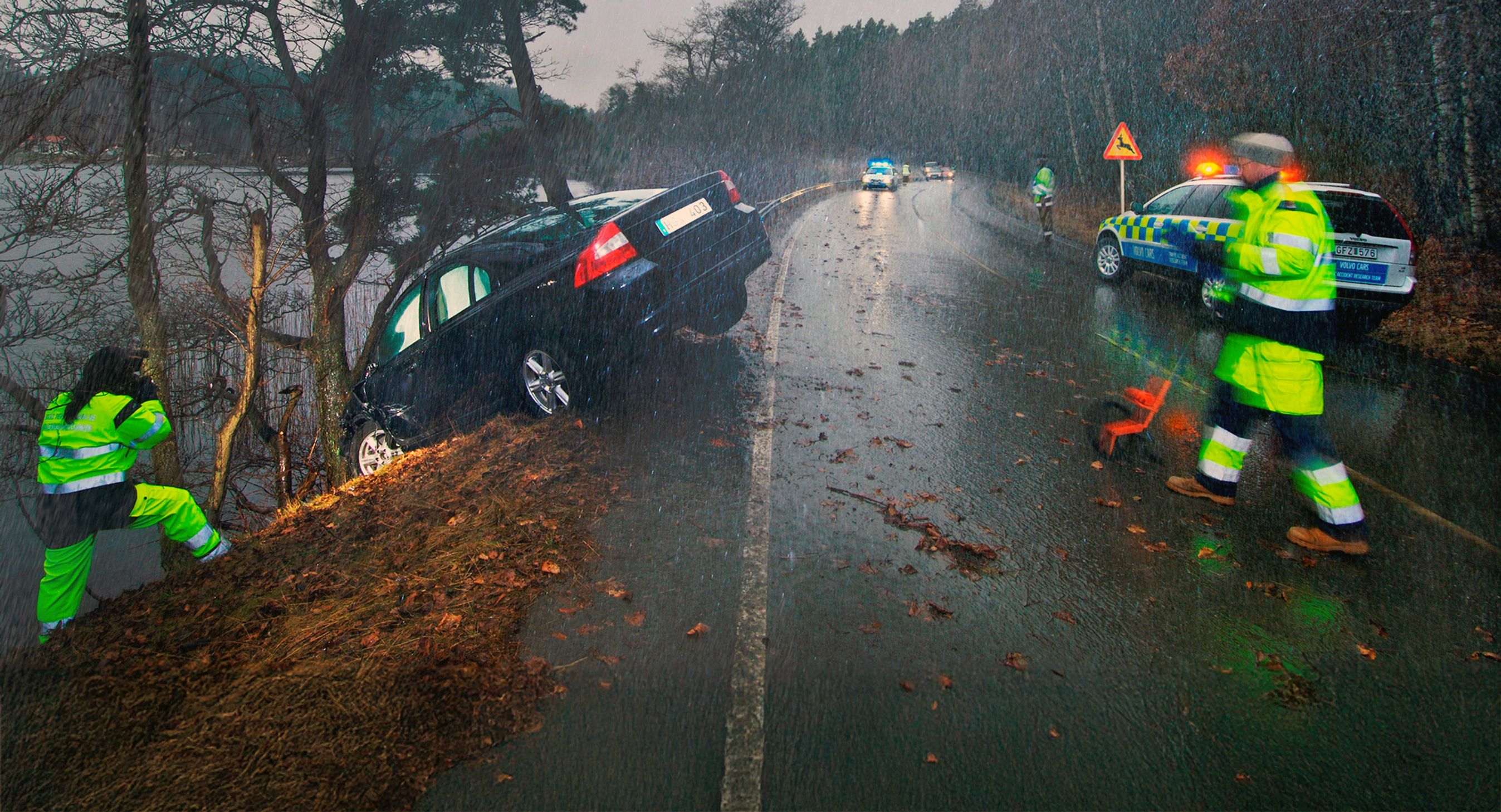 Bil kørt i grøften, redningsmandskab omkring.