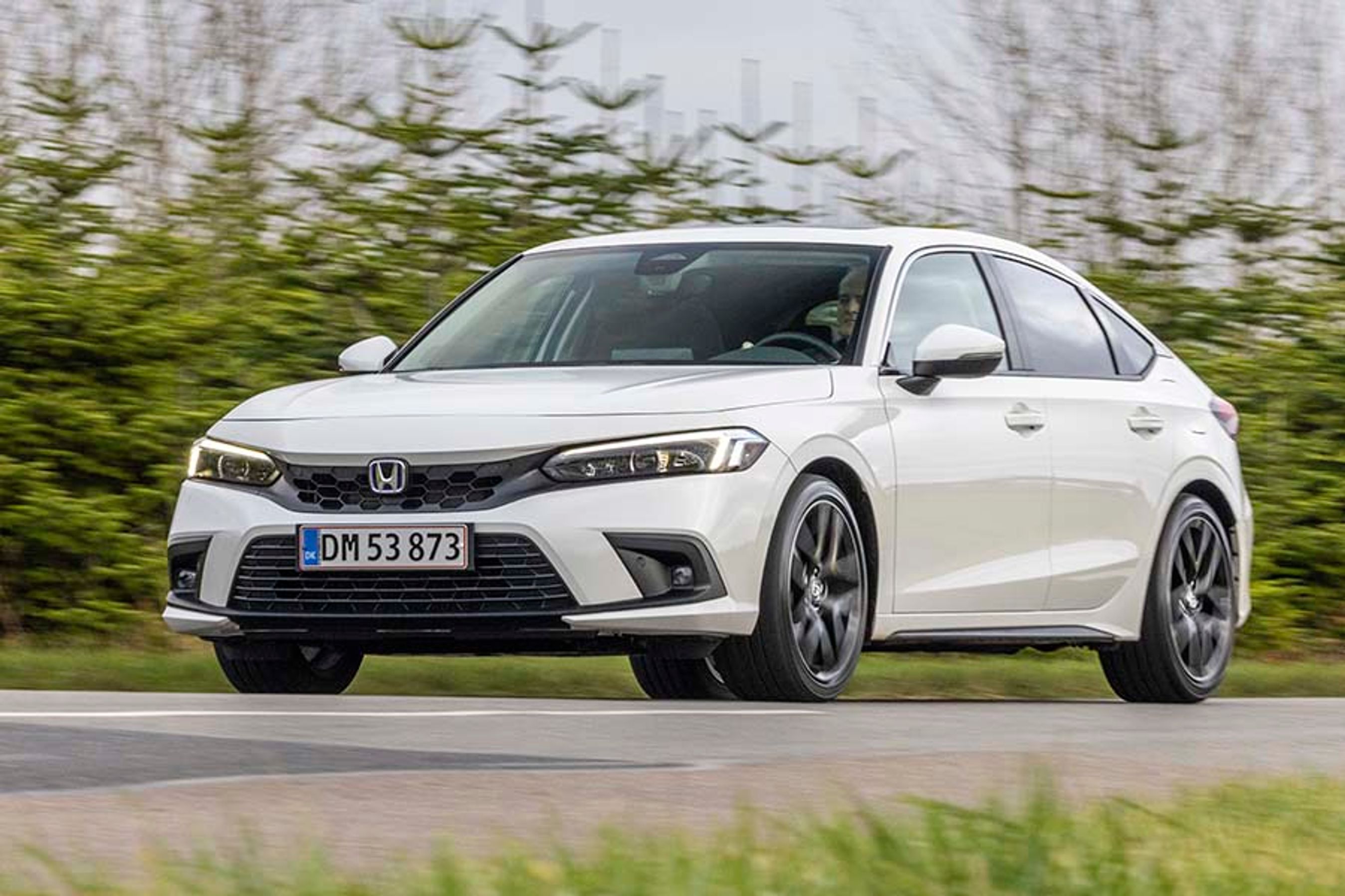 Honda Civic er kommet i en ny generation, der kun fås med en hybridmotor, der ikke kan lades op med el. Der er tale om en femdørs hatchback.