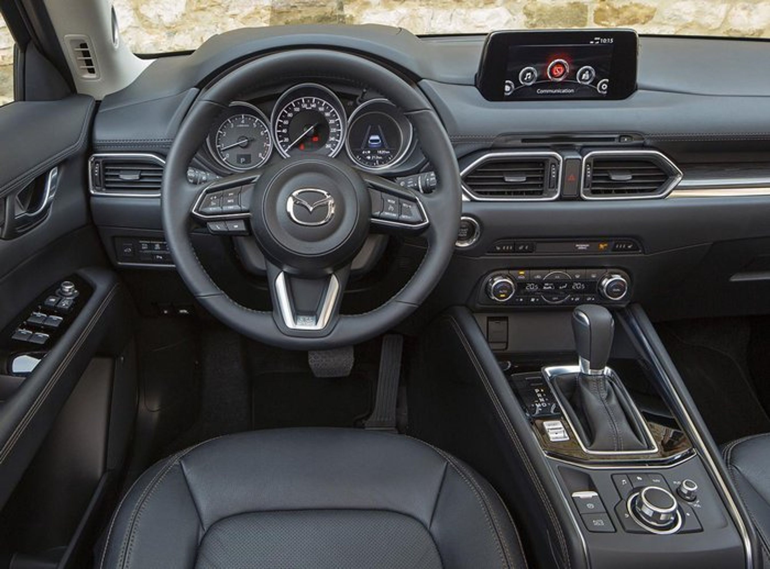 Førerpladsen er til dels genbrugt fra forgængeren. Markant visuelt er, at syvtommerskærmen er skåret fri og flyttet op på instrumentbordet.