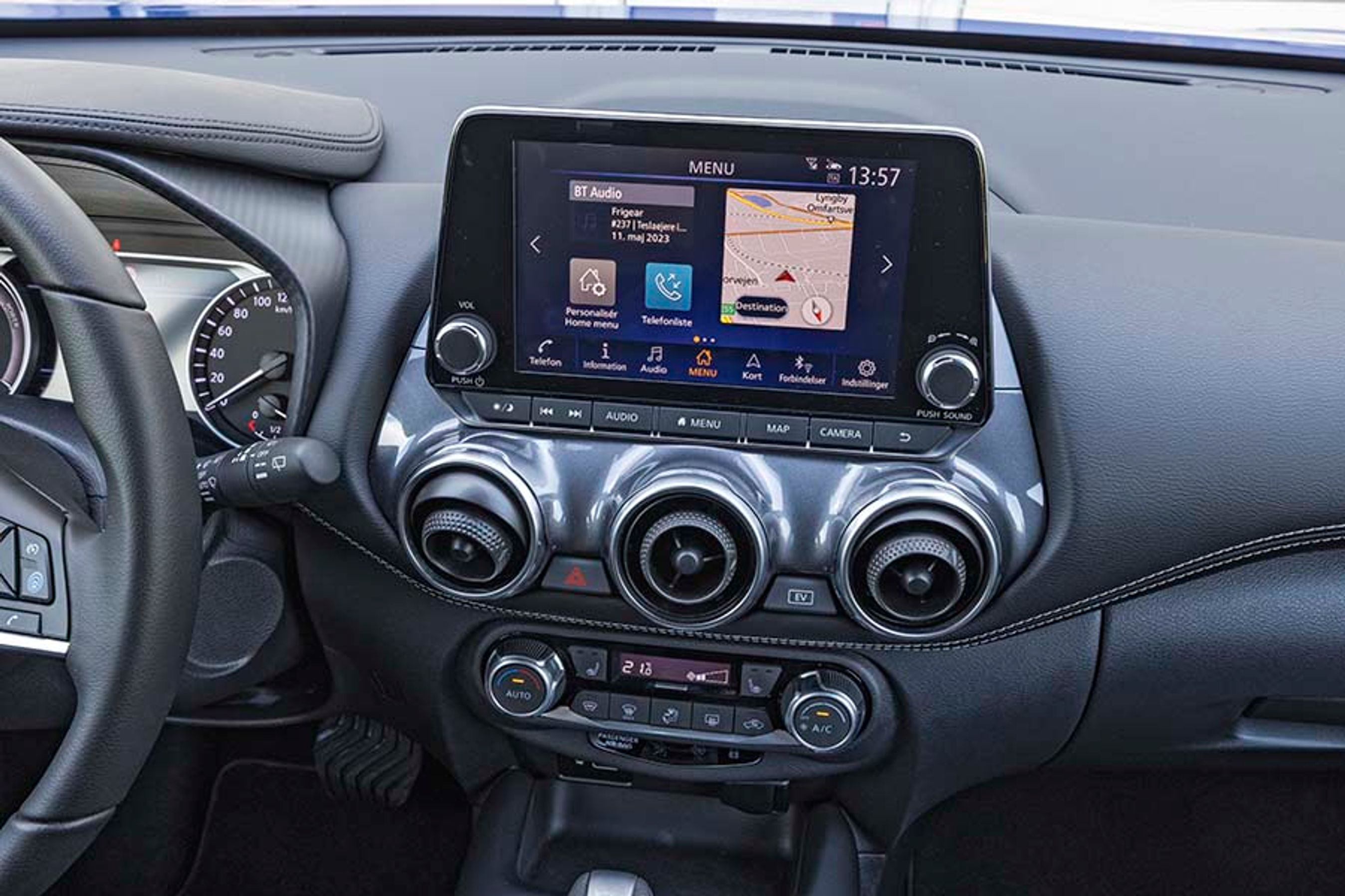 Skærmen har danske menuer og kan vise flere funktioner samtidigt. Der er fine knapper under skærmen til hurtig betjening af de mest anvendte menupunkter.