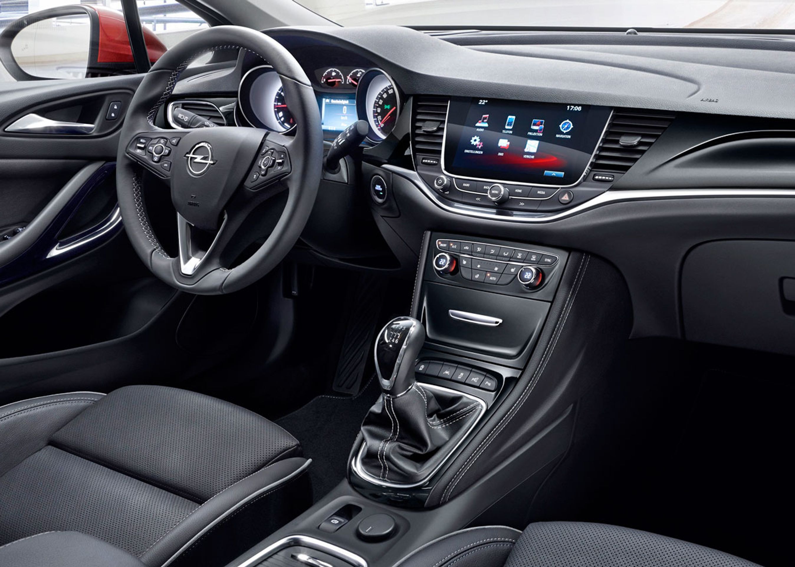 Førerpladsen byder på en mængde usædvanligt ekstraudstyr, bl.a. breddejusterbart sæde og massage i sædet.