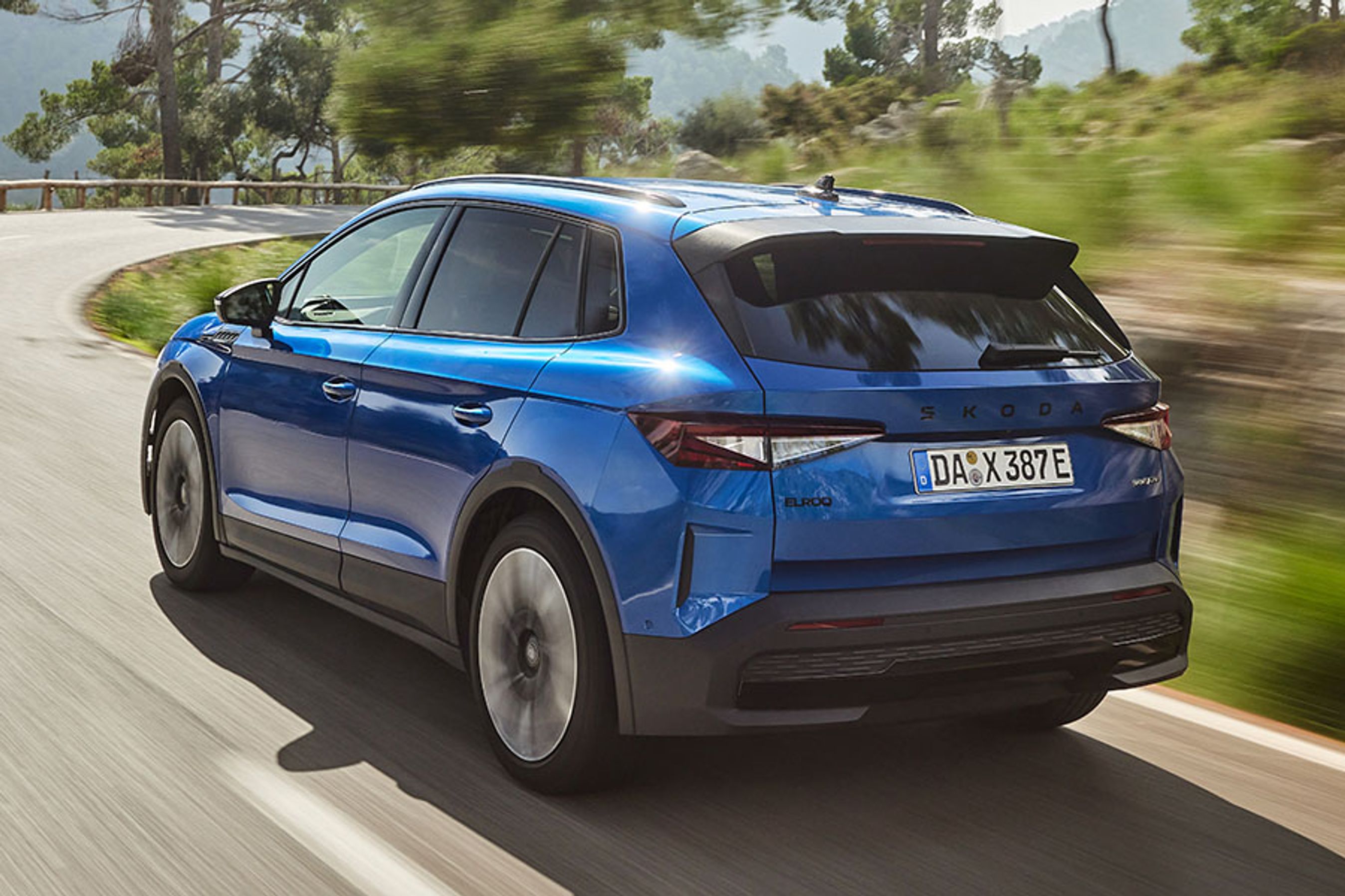 Elroq har bagtil samme design inklusive lygter som Enyaq.