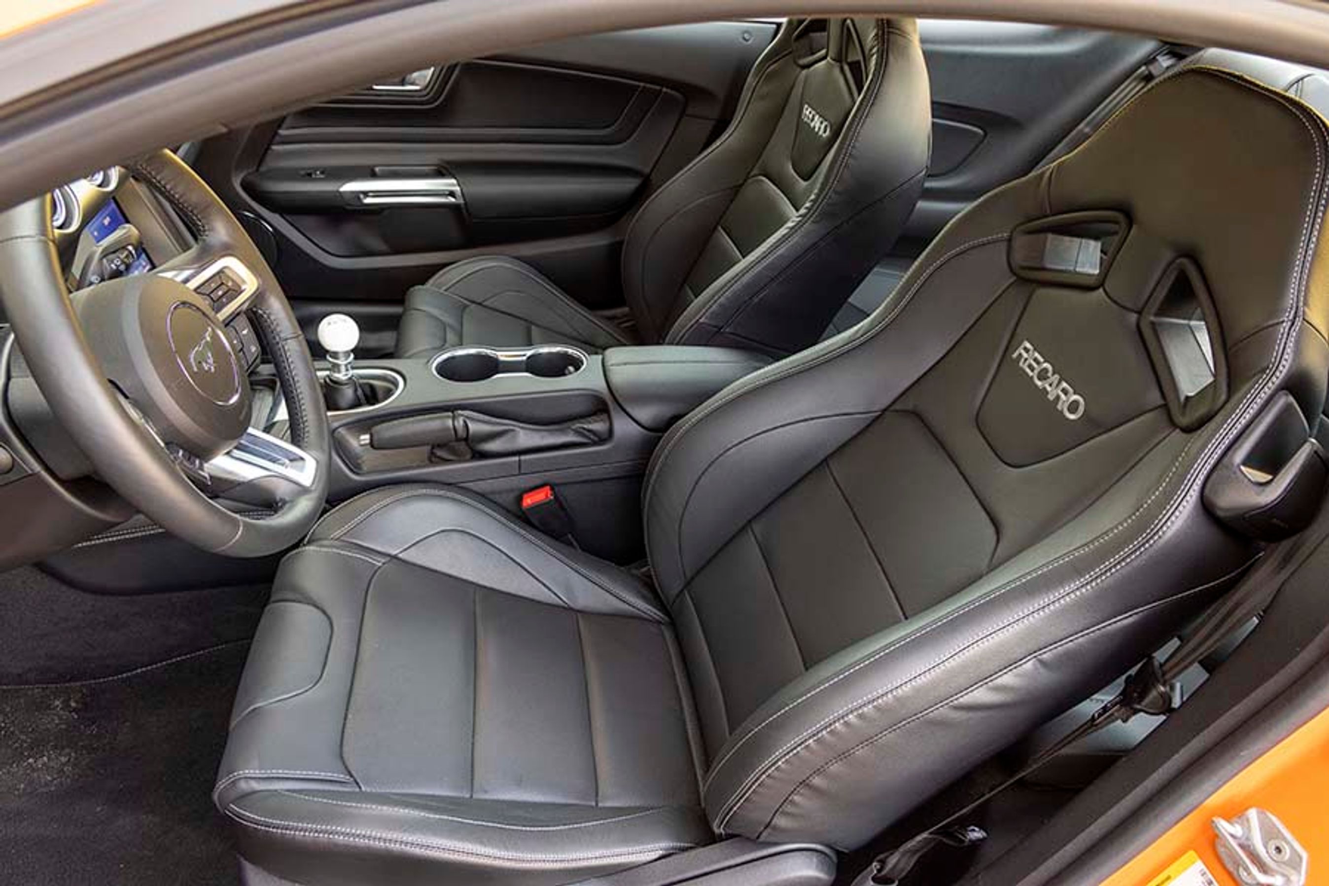 Recaro er normalt et kvalitetsstempel, men vi havde svært ved at finde os til rette i sæderne, og så er det svært at justere ryglænet, der bevæger sig i for store trin. Men flotte ser de ud.