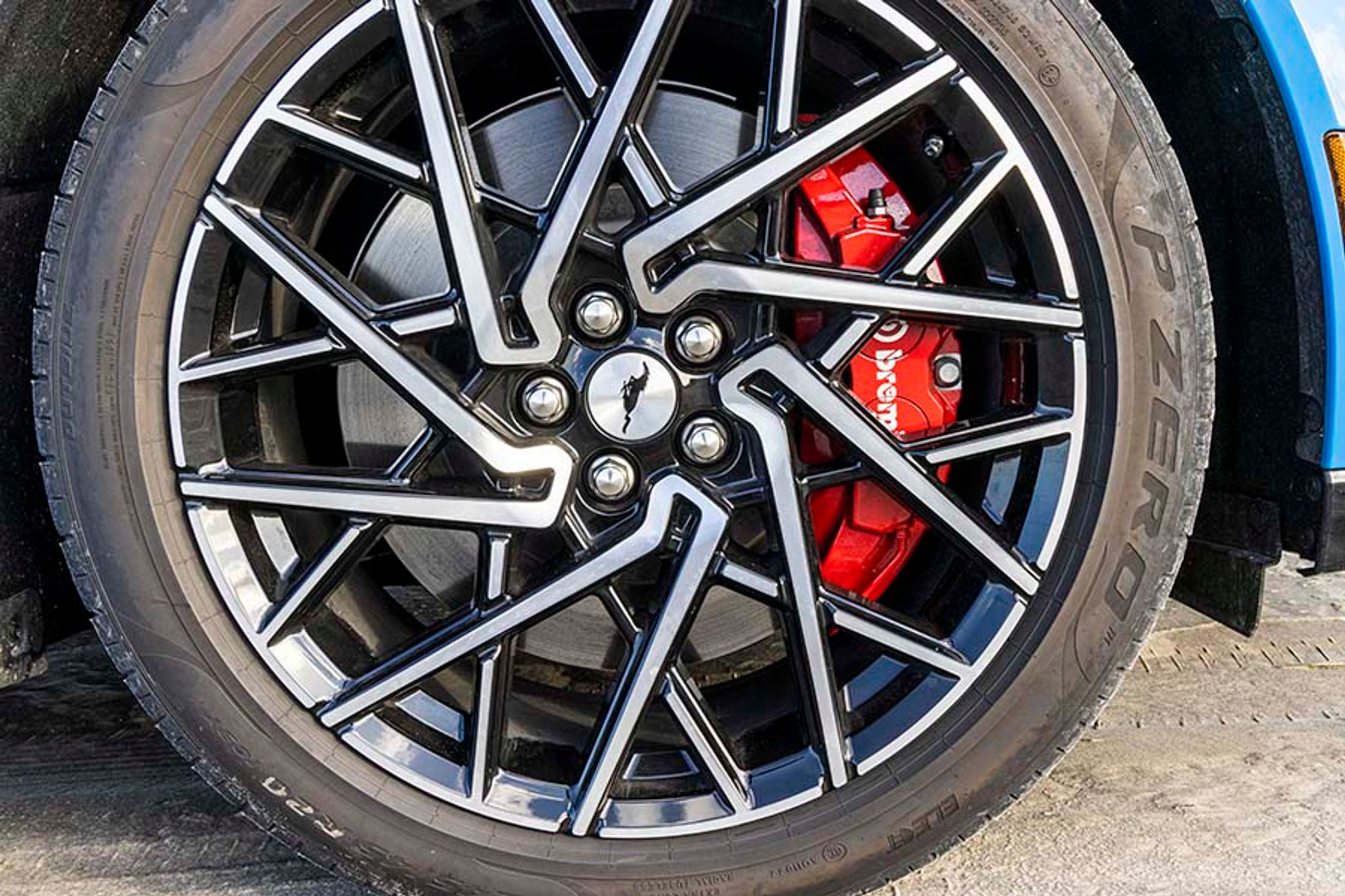 20-tommerfælge og Brembo-bremser er sammen med variable MagneRide-støddæmpere en del af forklaringen på bilens gode køreegenskaber.