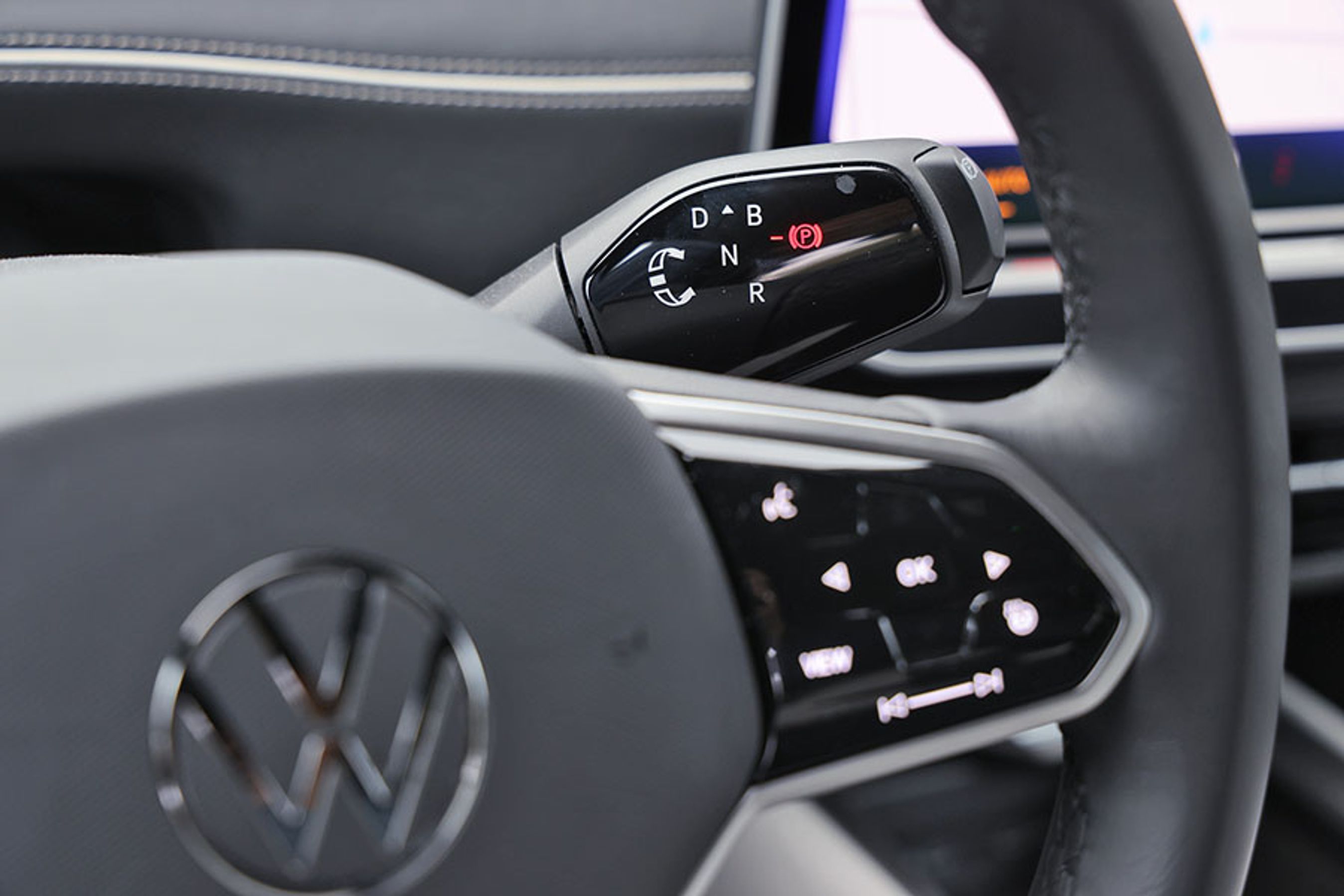 Gearvælgeren er placeret bag rattets højre side, og den fungerer glimrende. Sætter man den i B, bremser bilens elmotor mere kraftigt, når man letter foden fra speederen.