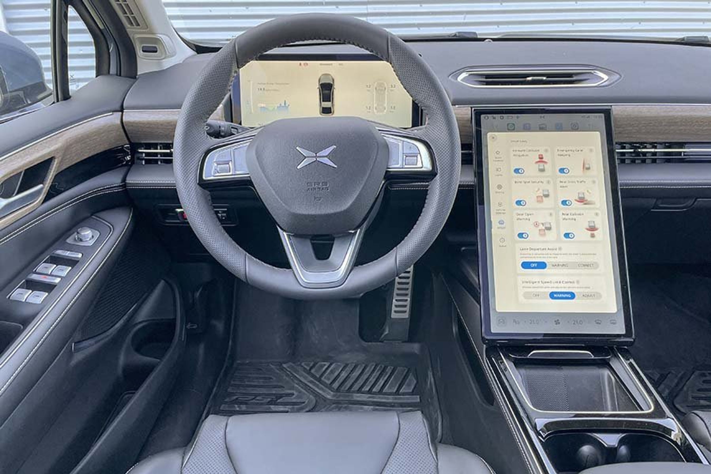 Foran rattet er der en 12-tommers skærm med bl.a. oplysninger om hastigheden. 