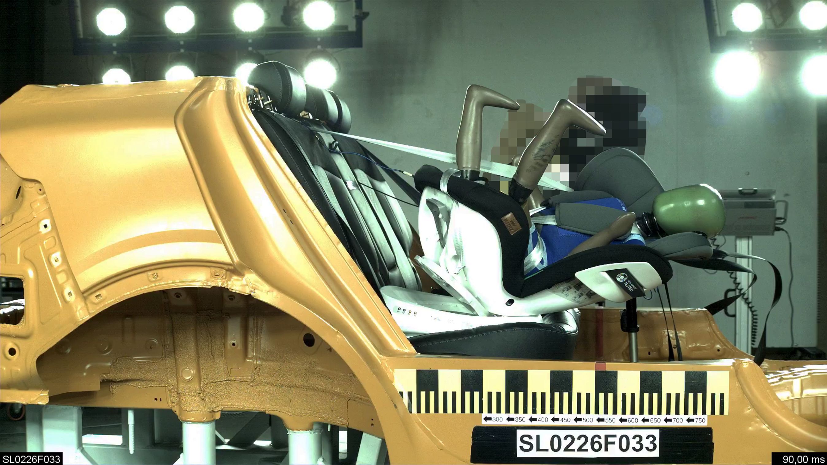 Autostol med stor dukke ryger gennem bil i crashtest