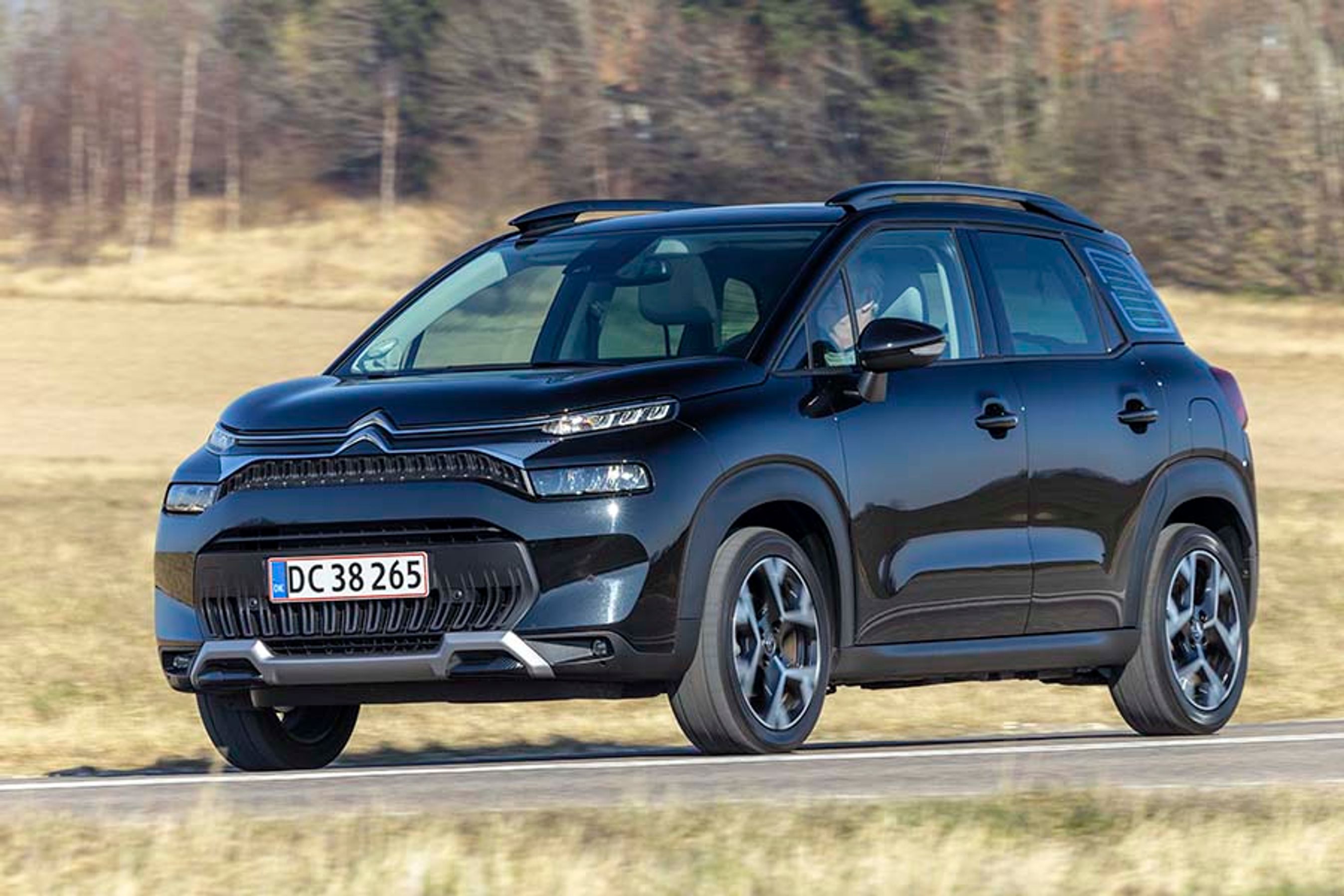 Se bort fra farven og bemærk, at fronten på C3 Aircross er blevet mere stram i designet. Især ved nummerpladen og de nederste forlygter, der tidligere var mere runde.