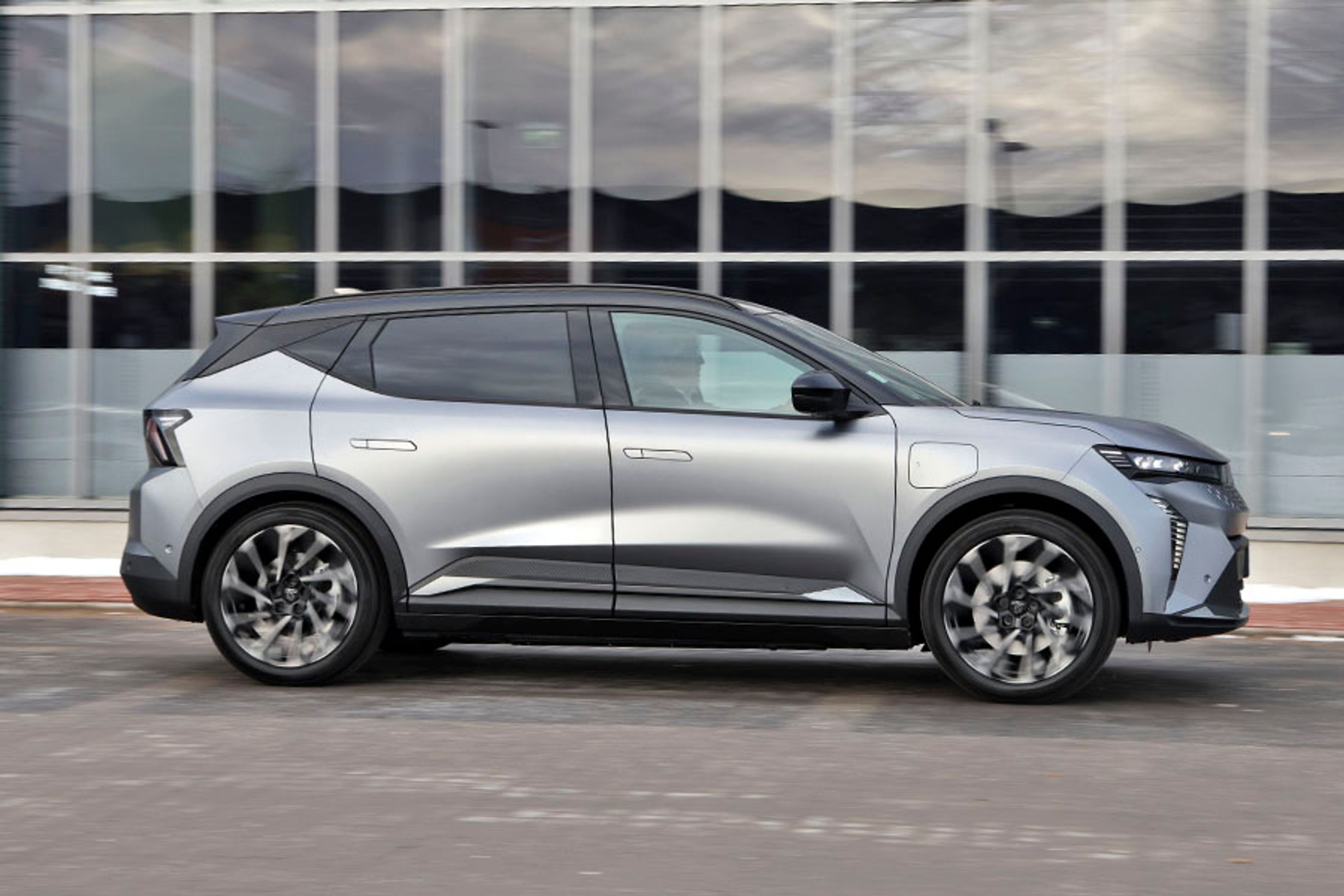 2. Med en længde på 4,47 meter er Scenic større end Megane på alle ledder og byder derfor på mægtig fin plads ved bagsædet.