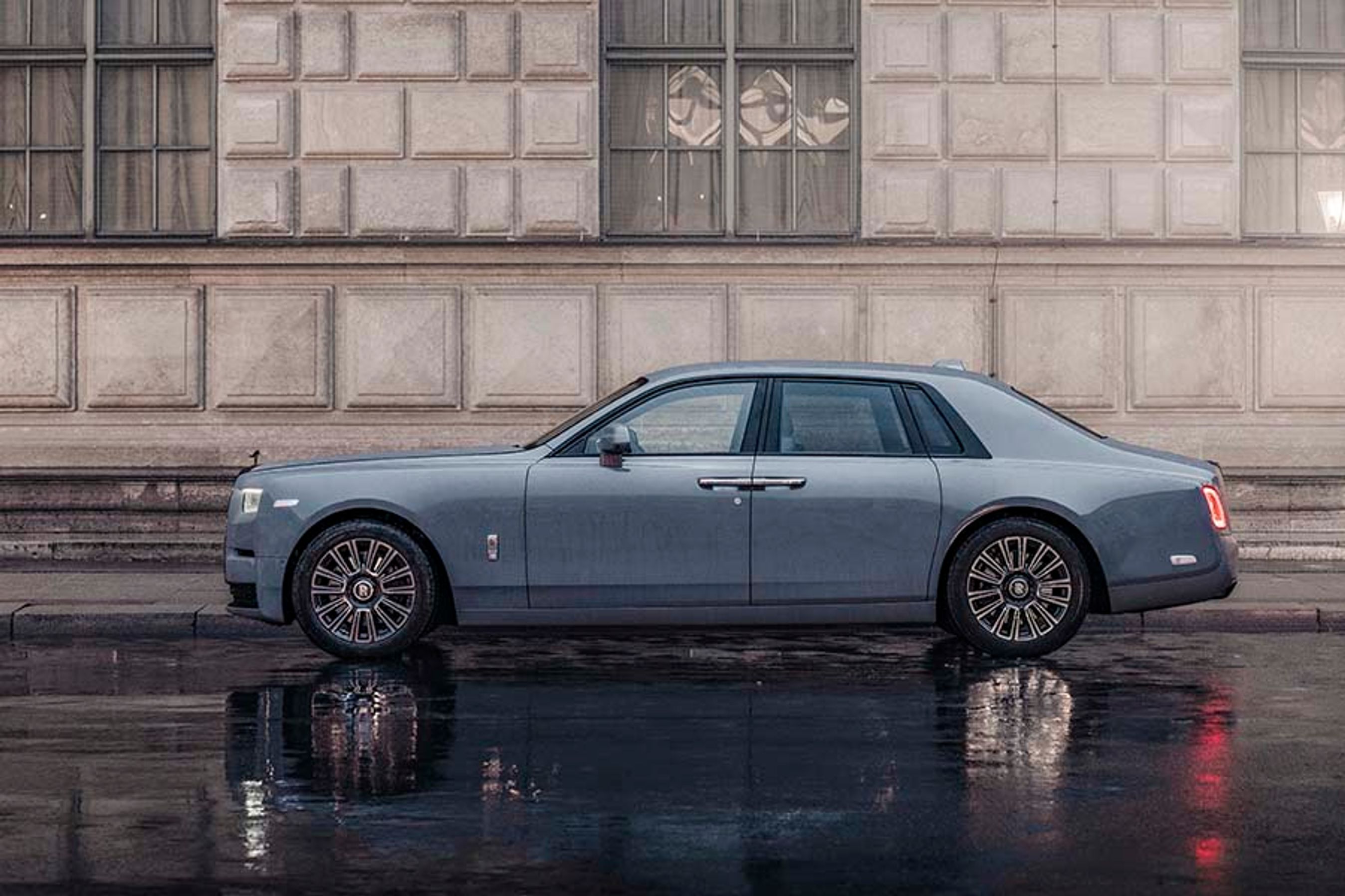 Rolls-Royce Phantom set fra siden