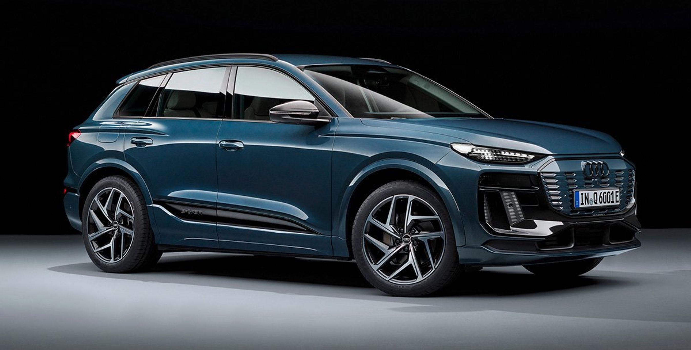 Blå Audi Q6 forfra.