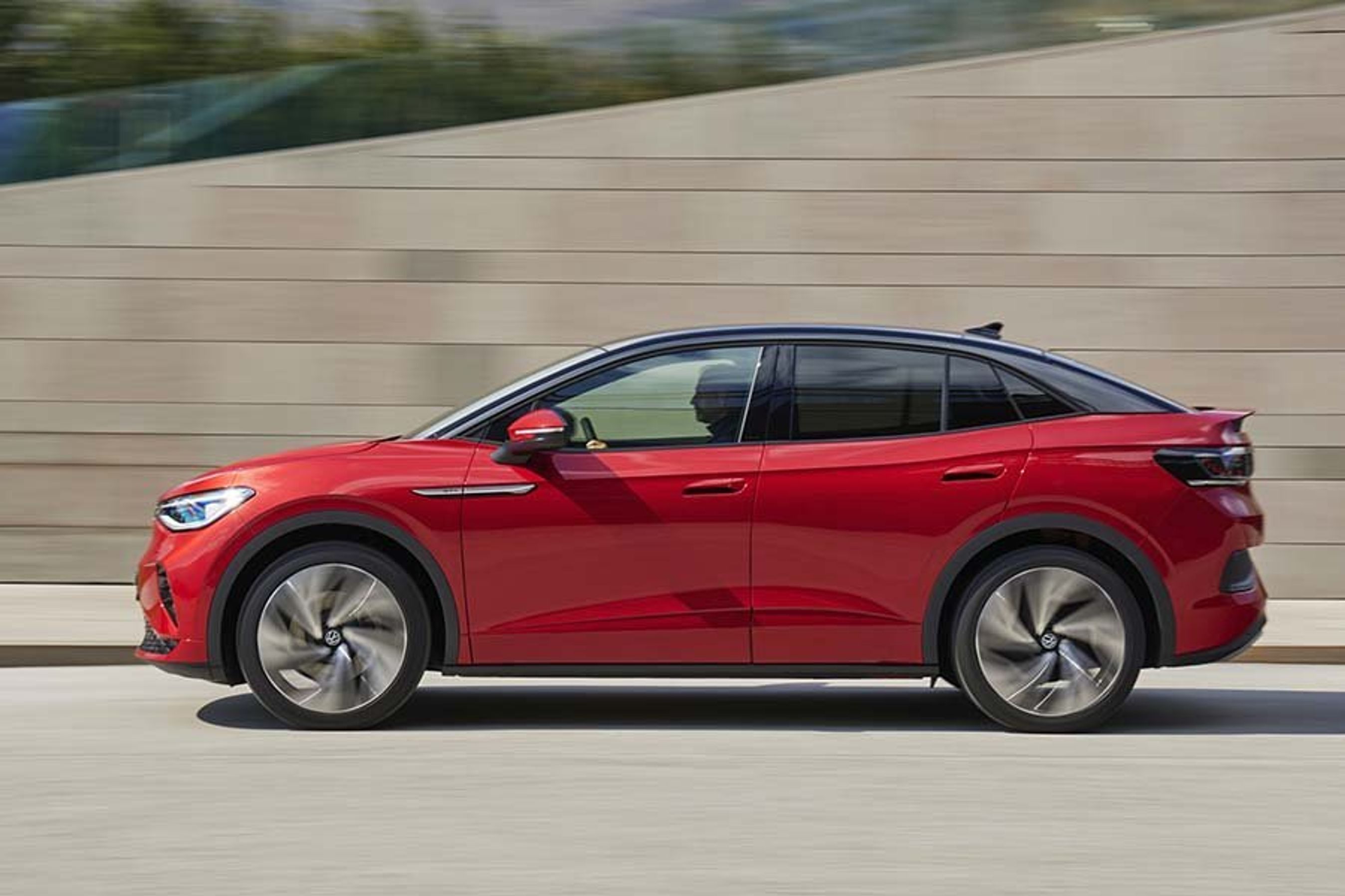 I profil ses den coupéagtige form tydeligt.