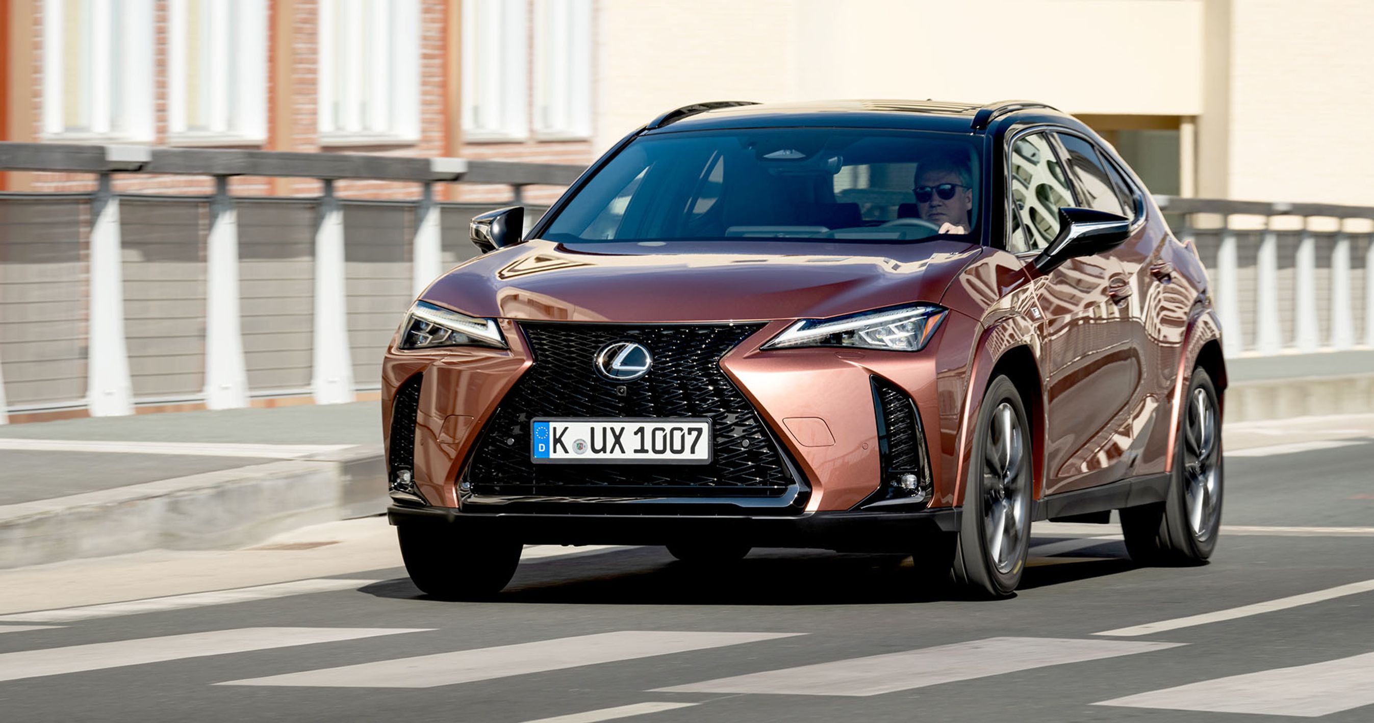 Lexus UX kører på vej med fodgængerfelt