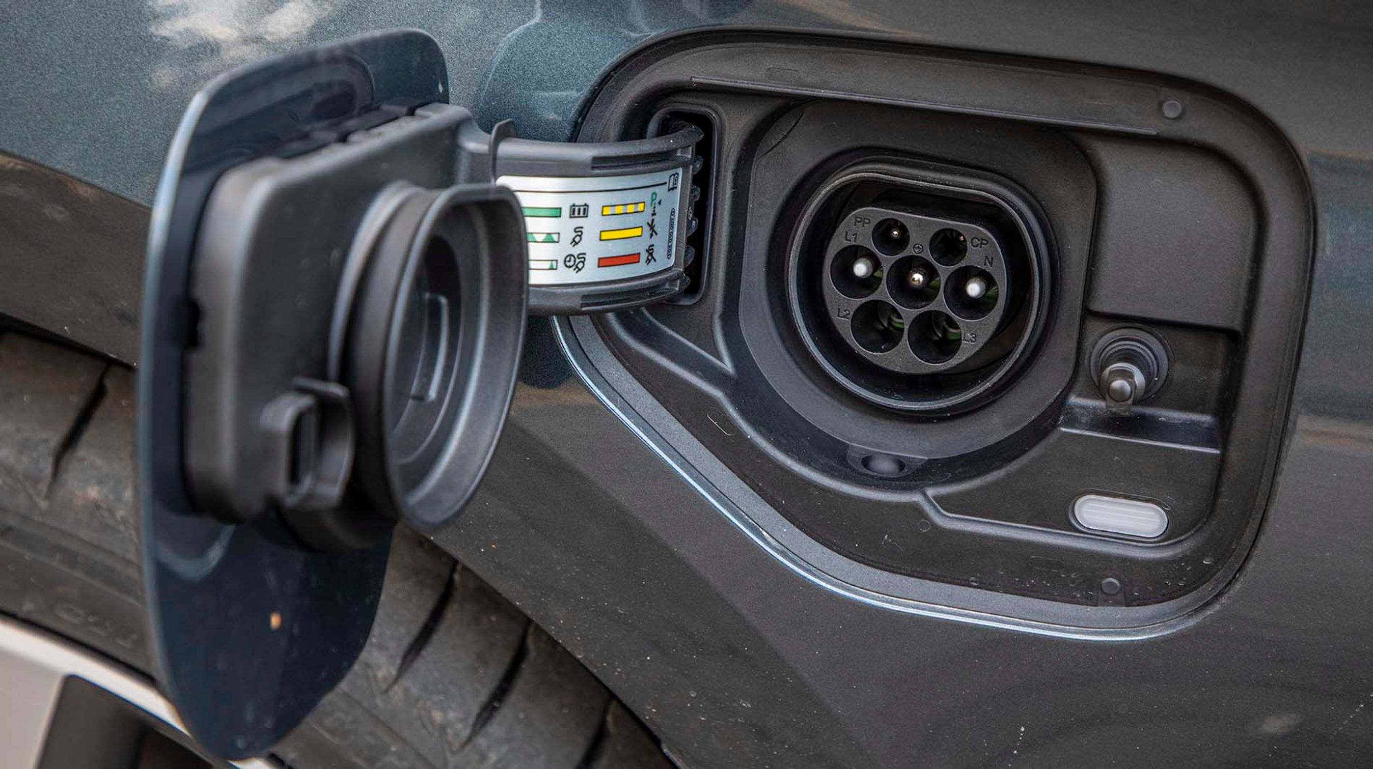 Ladestikket er placeret ved venstre forskærm og er af Type-2. Det trækker kun strøm fra én fase, og det betyder, at det tager næsten fire timer at lade bilen helt op fra en ladeboks (3,6 kW), mens brug af en nødlader (2,3 kW) tager næsten seks timer.