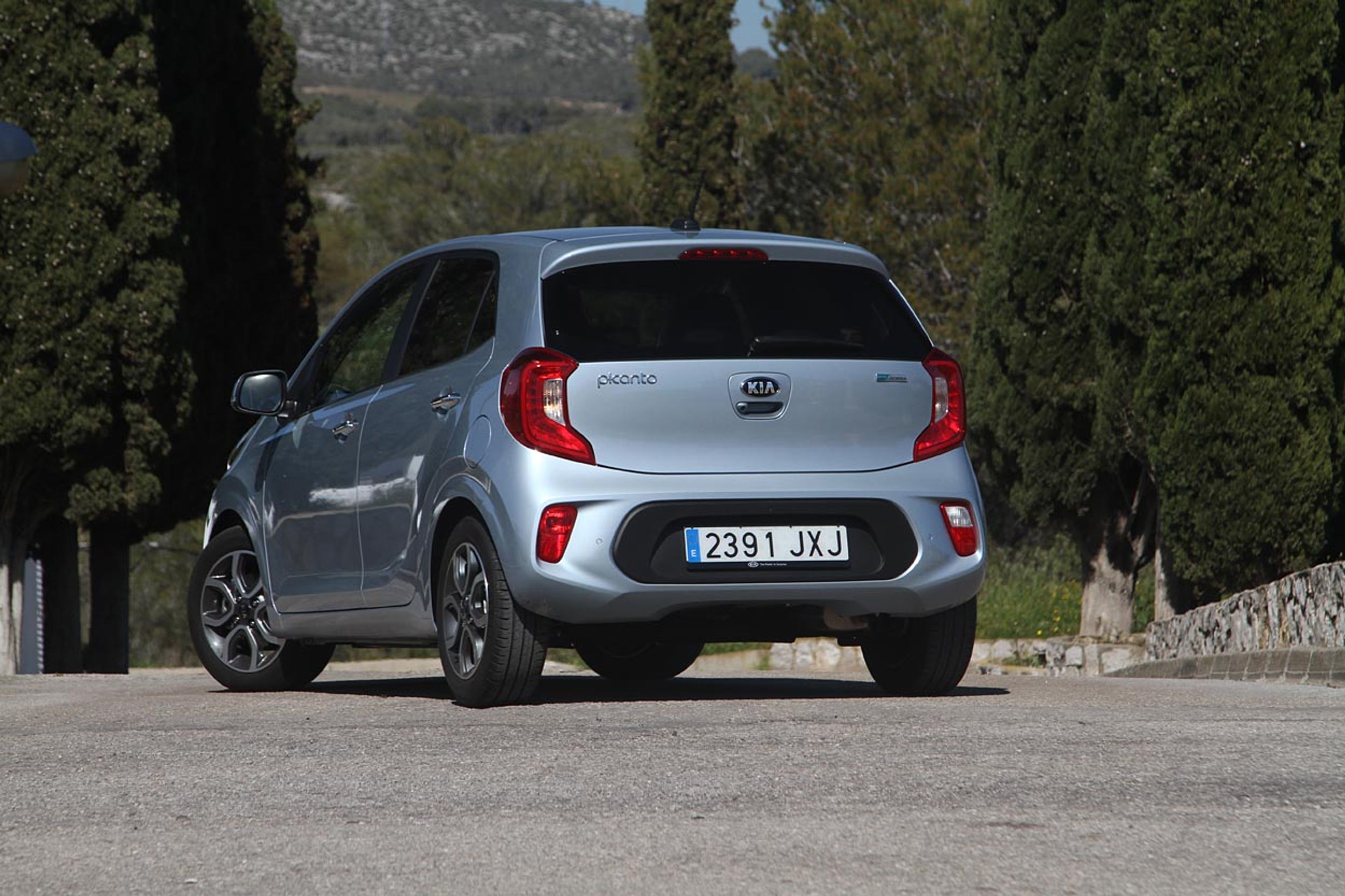 Picanto får LED-lys i de store, markante baglygter. Udsynet skråt bagud er ikke optimalt. Foto: Torben Arent, FDM