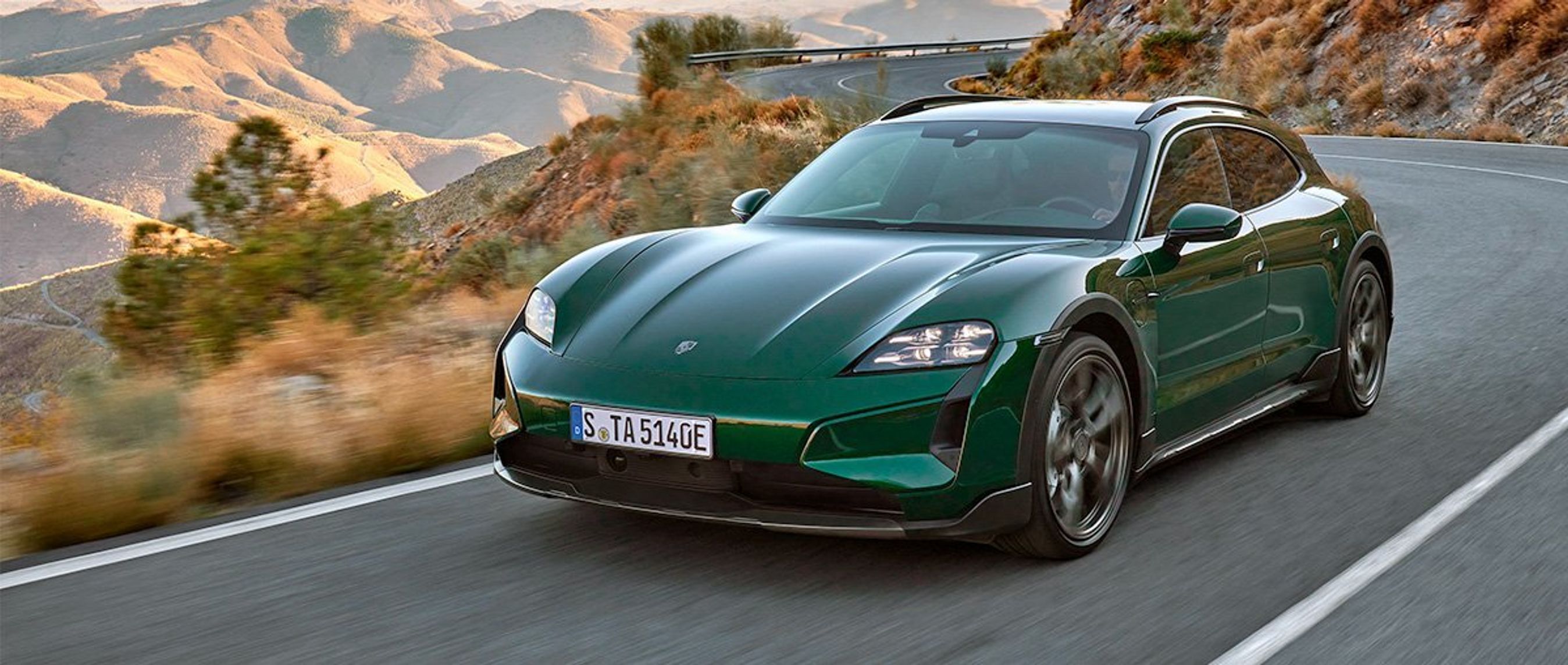 Porsche Taycan forfra i bjerge.