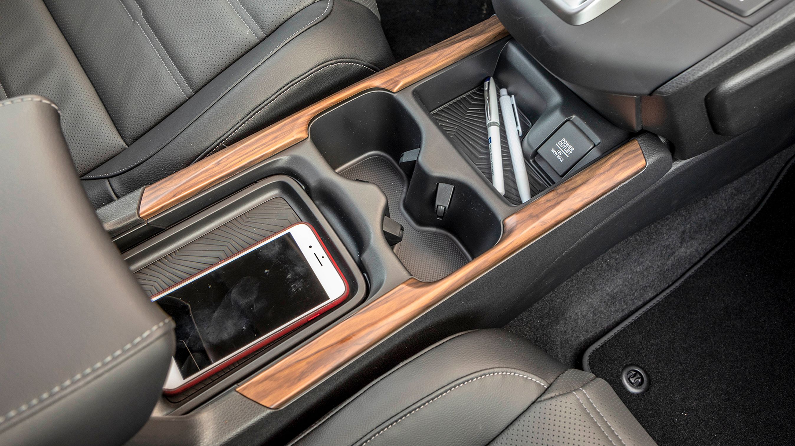 Midterkonsollen er rummelig og har fin plads til kopper eller flasker samt plads til mobiltelefon eller lignende. Træpanelerne ligner træ ganske godt.