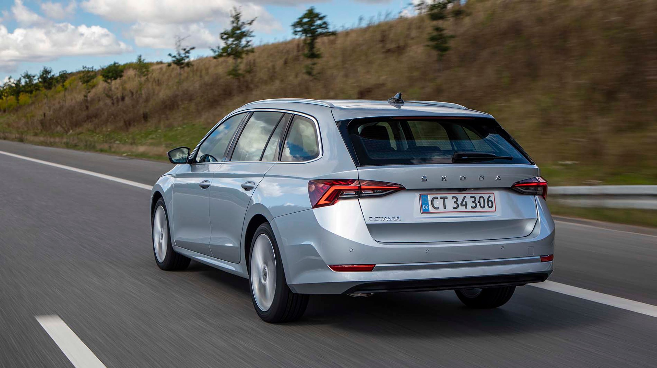 Skoda Octavia er som stationcar en yderst vellykket og rummelig familiebil med god plads ved både bagsædet og i bagagerummet.