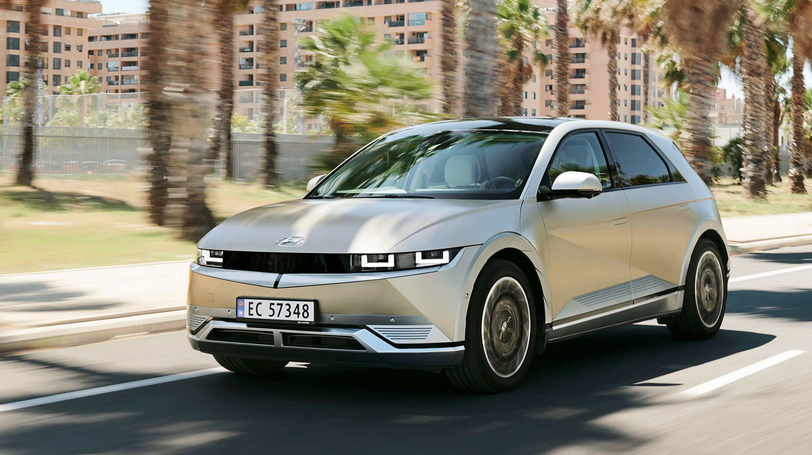 Hyundai Ioniq 5 kan umiddelbart virke som en ret kompakt bil – nærmest som VW Golf. Men førstehåndsindtrykket snyder. Ioniq 5 er med 4,64 m væsentlig længere end Hyundai Tucson og lige så høj som SUV’en.