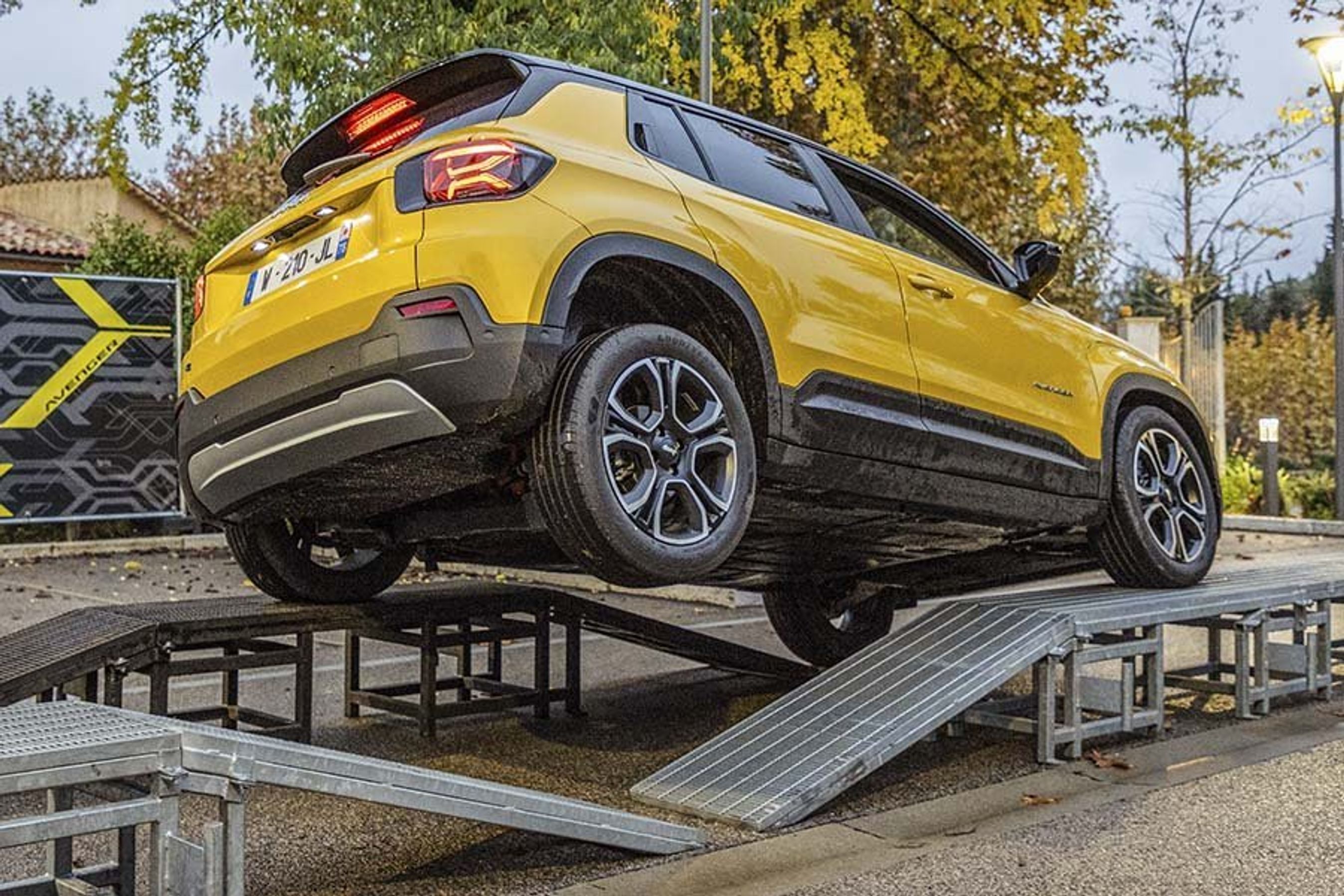 Jeep Avenger kan klare særdeles krævende udfordringer i terrænet. Her er den på „kunstbane“