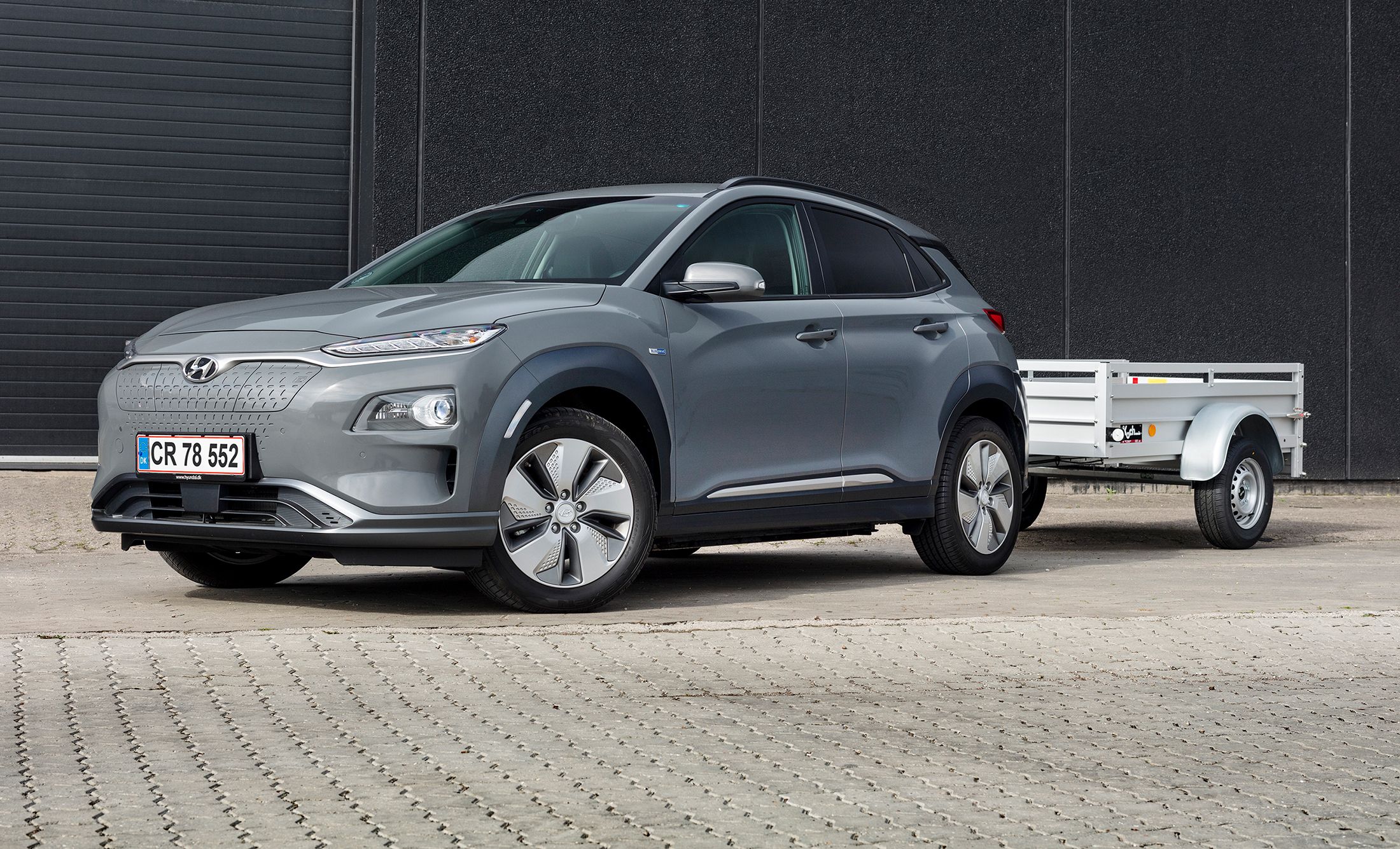 Hyundai Kona må nu trække en lille trailer i versionen med stort batteri.