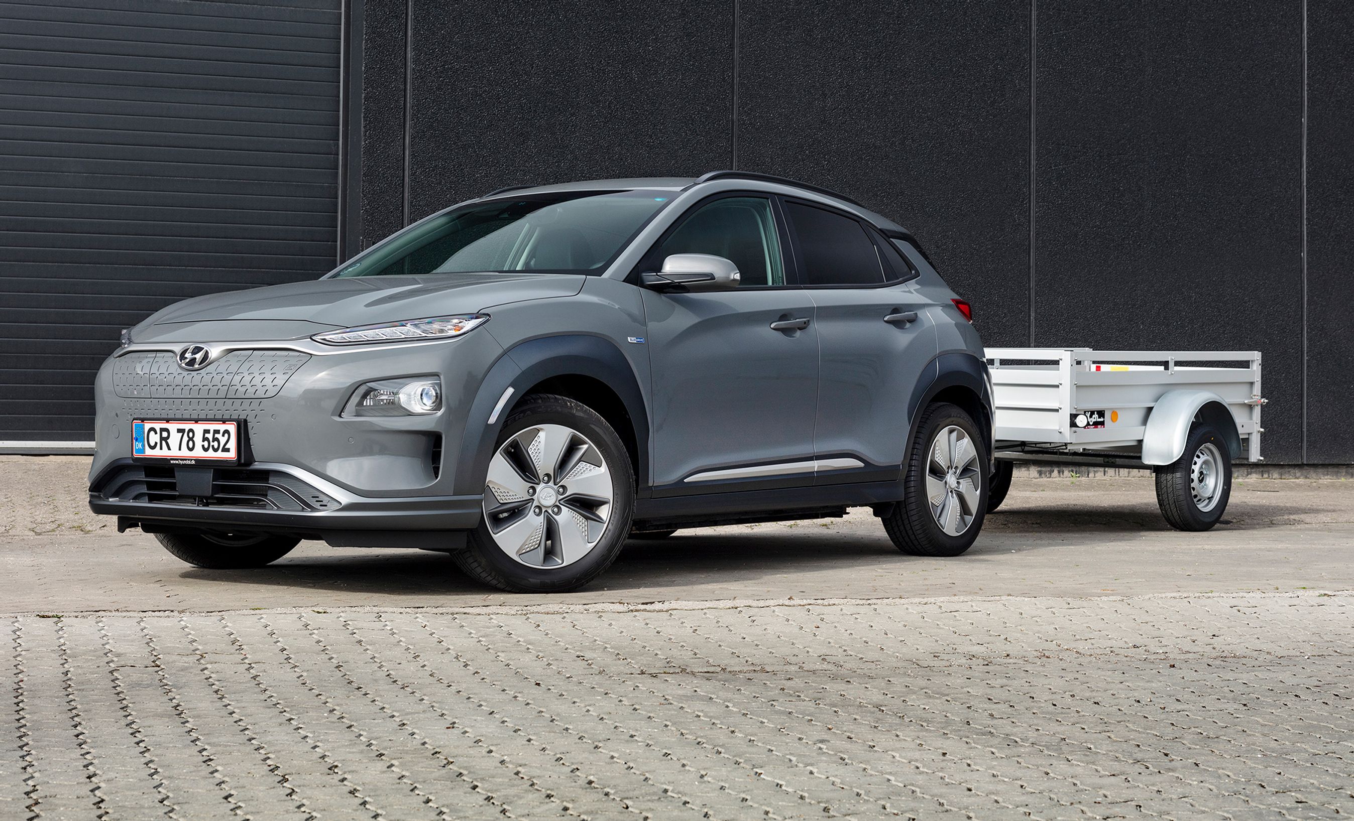 Hyundai Kona må nu trække en lille trailer i versionen med stort batteri.