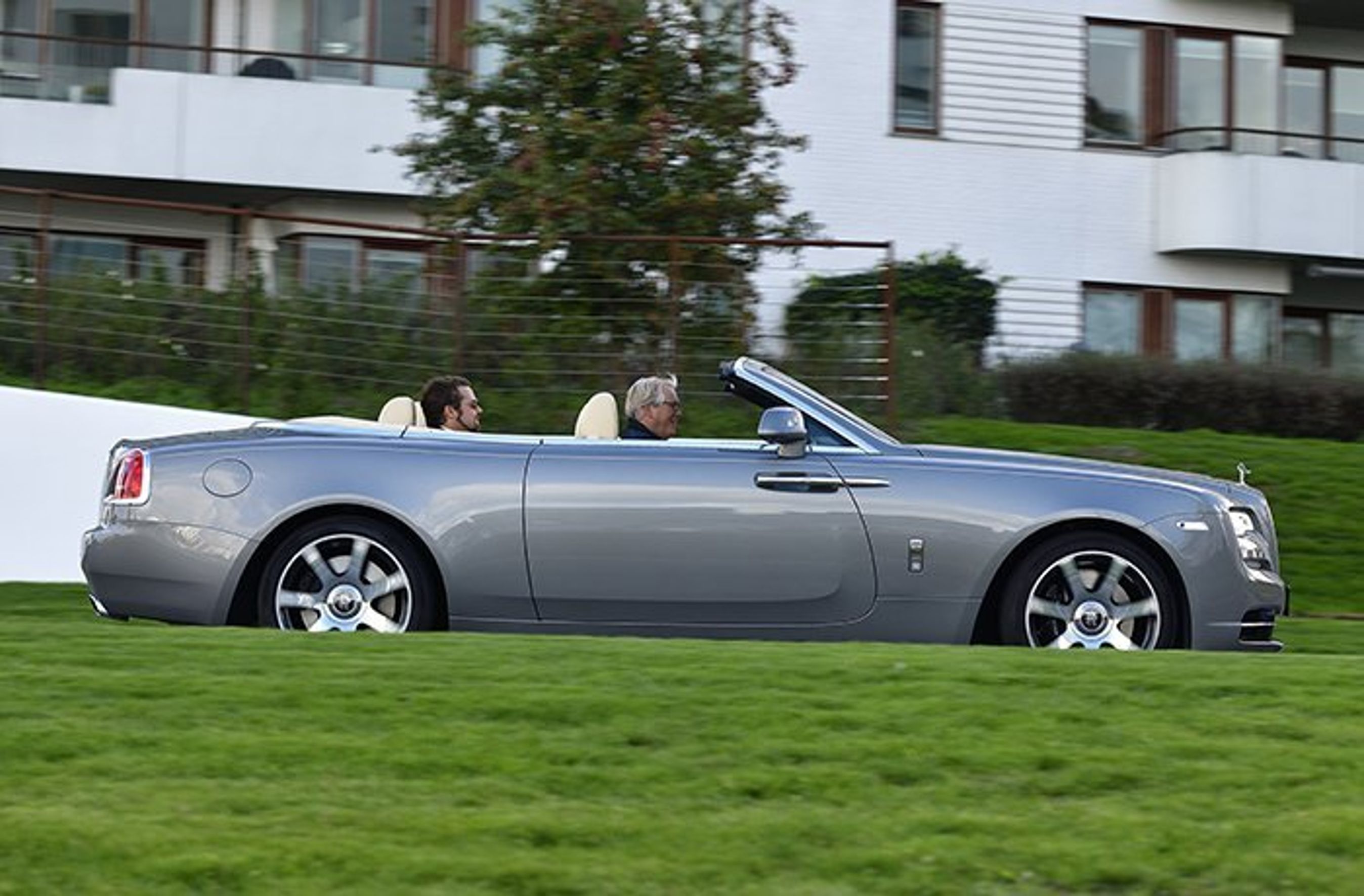Rolls-Royce Dawn har taget nede