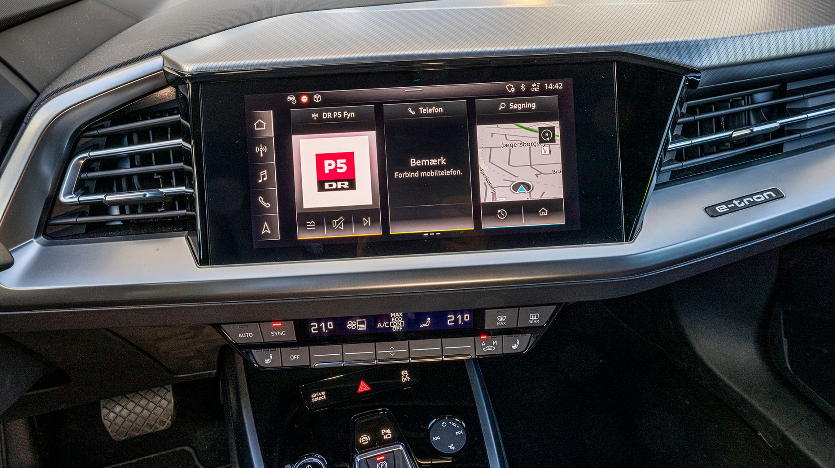 Skærmen er kun på 10”, det er småt i dag, og du kan tilkøbe en større skærm på 12”. Men skærmen reagerer hurtigt og har trådløs forbindelse til Android Auto og Apple CarPlay. 