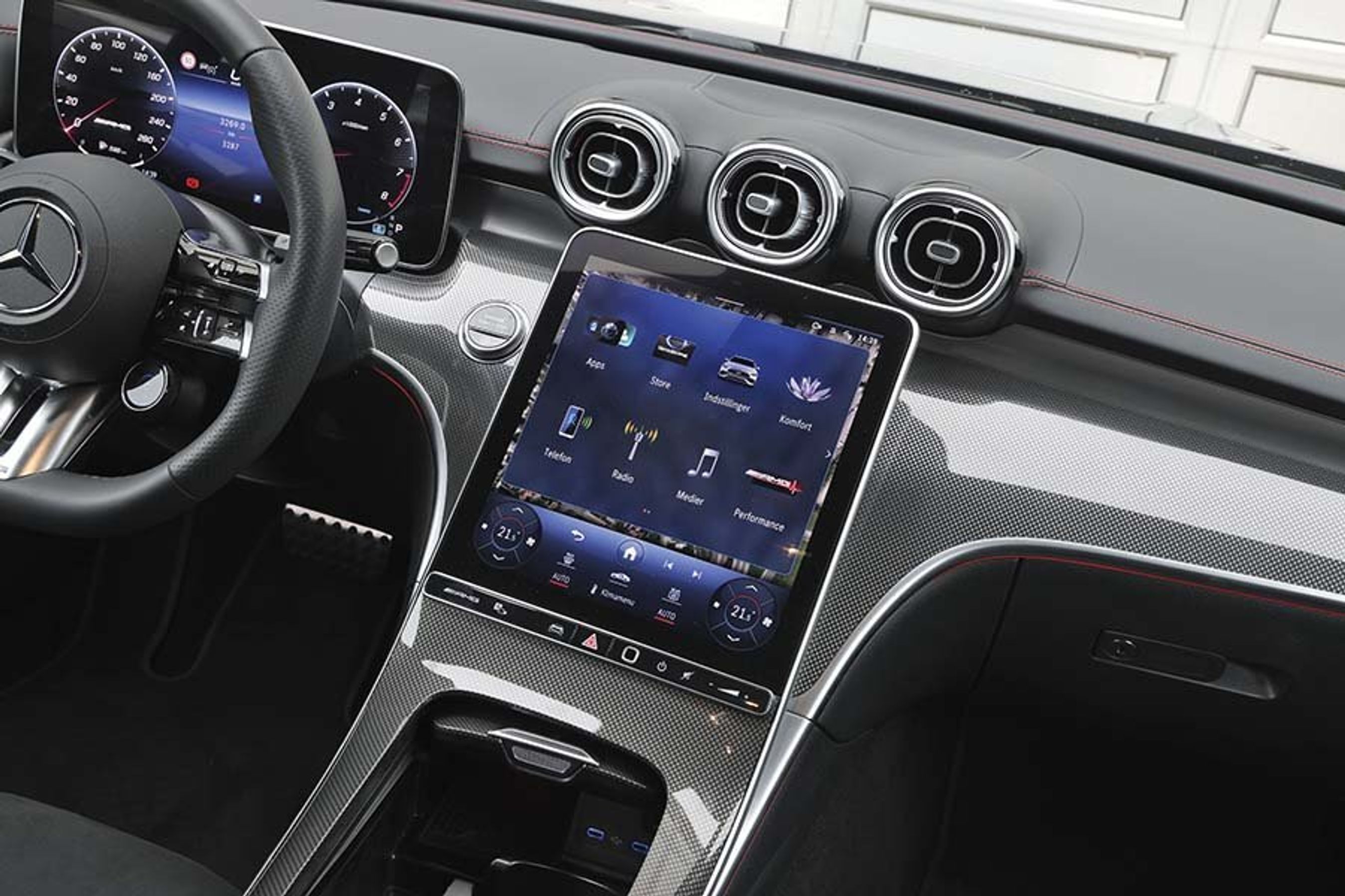 Skærmen i en Mercedes C 43 AMG