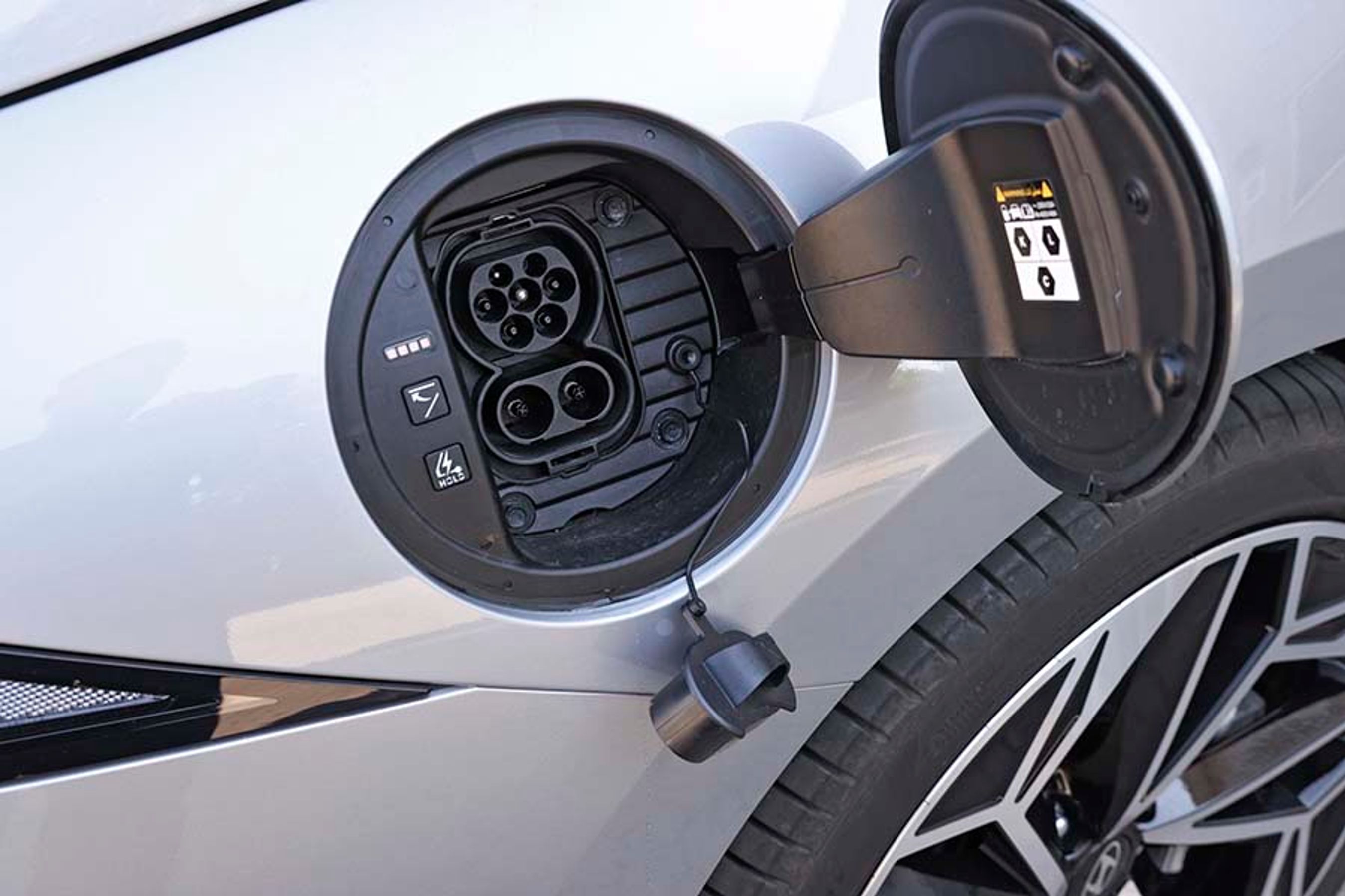 En kæmpe styrke ved Ioniq 5 og 6 er ladekapaciteten. Igen målte vi rekordkraftig ladning og fik i en af vores målinger 50 kWh på på blot 15 minutter. Den lader så hurtigt, at du sjældent vil lade meget længere. Det kan bedre svare sig at holde et ladestop senere, hvis du skal køre langt. 