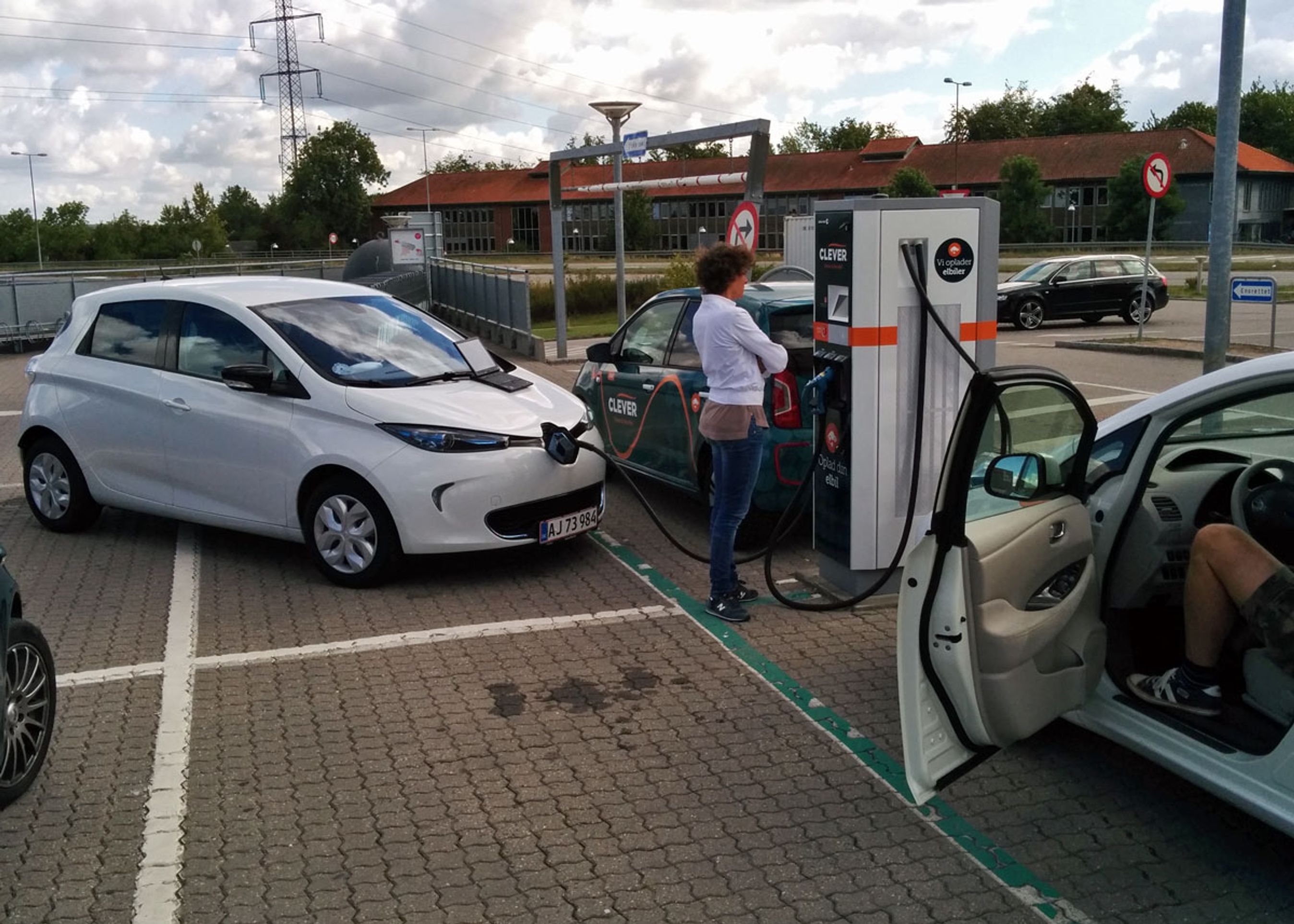 Elbiler med alle tre typer hurtigladning - både jævnstrøm og vekselstrøm - kan nu lades fra samme ladestander ved Føtex i Ringsted.