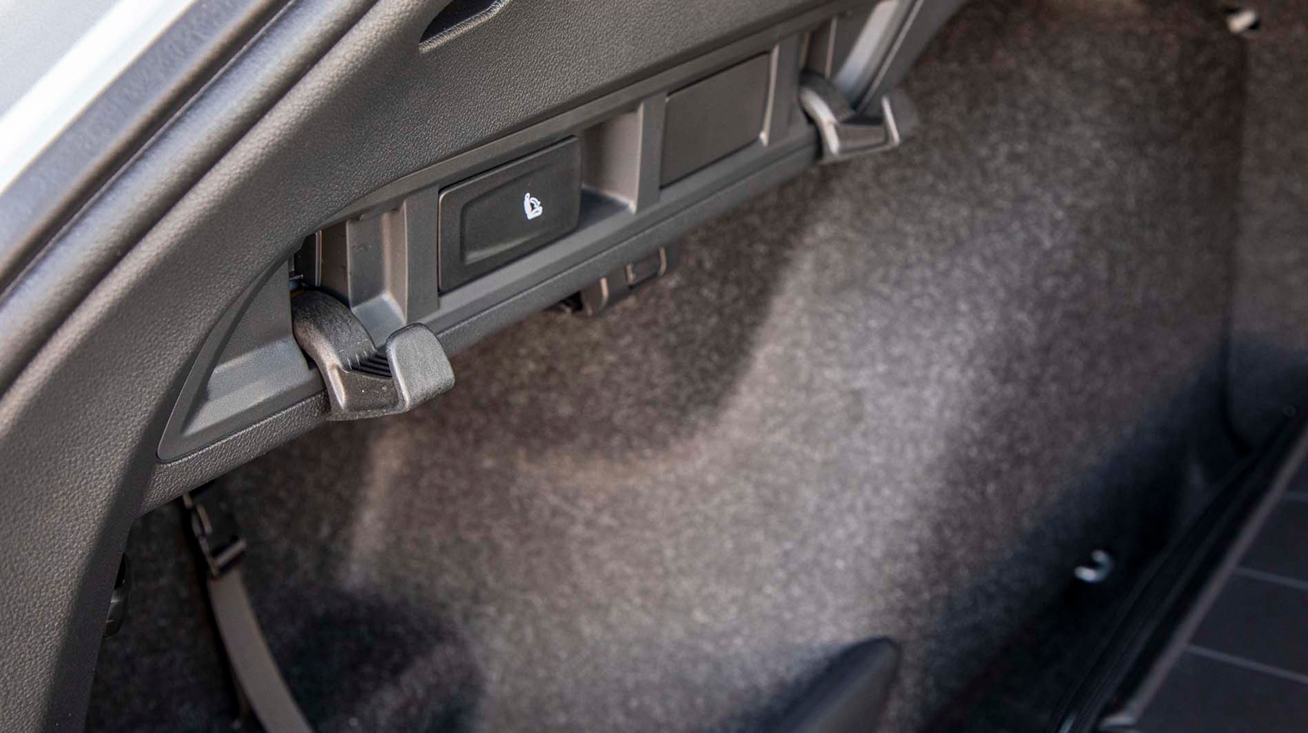 Store og brugbare posekroge i bagagerummet er et hit i hverdagen.