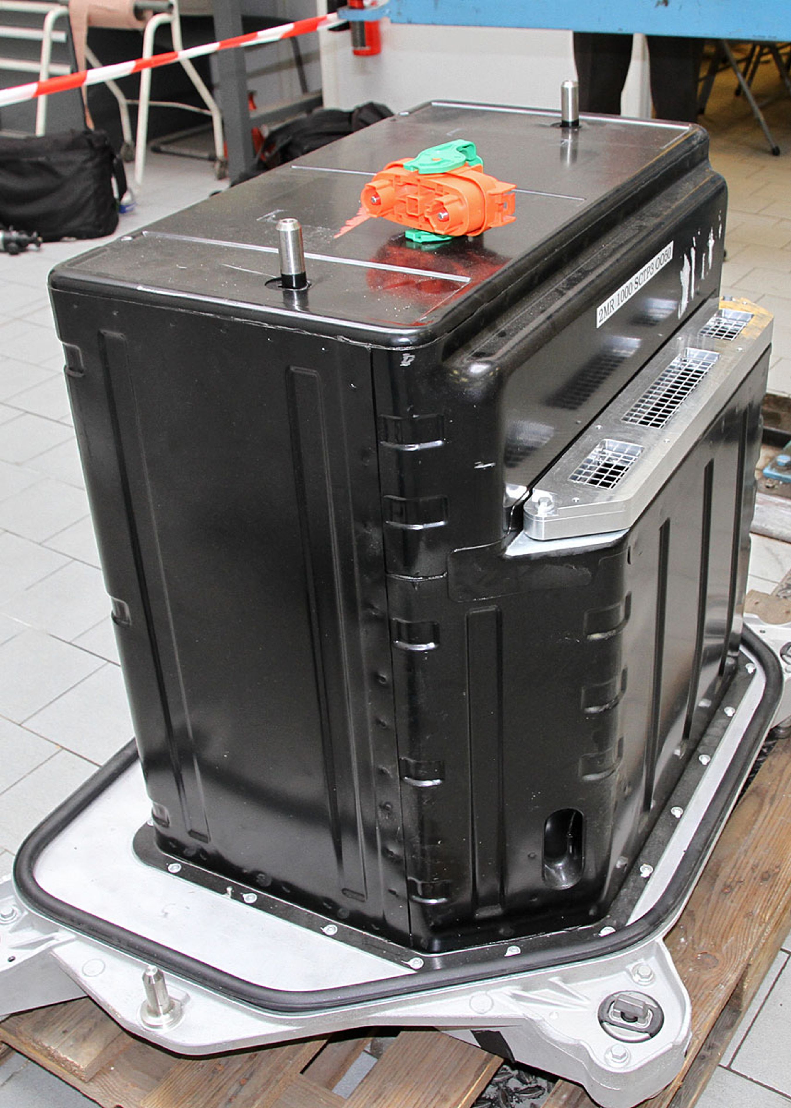 Batteriet til Fluence Z.E. vender på højkant og vejer 280 kg ialt. Stationen kan have op til 18 på lager ad gangen.