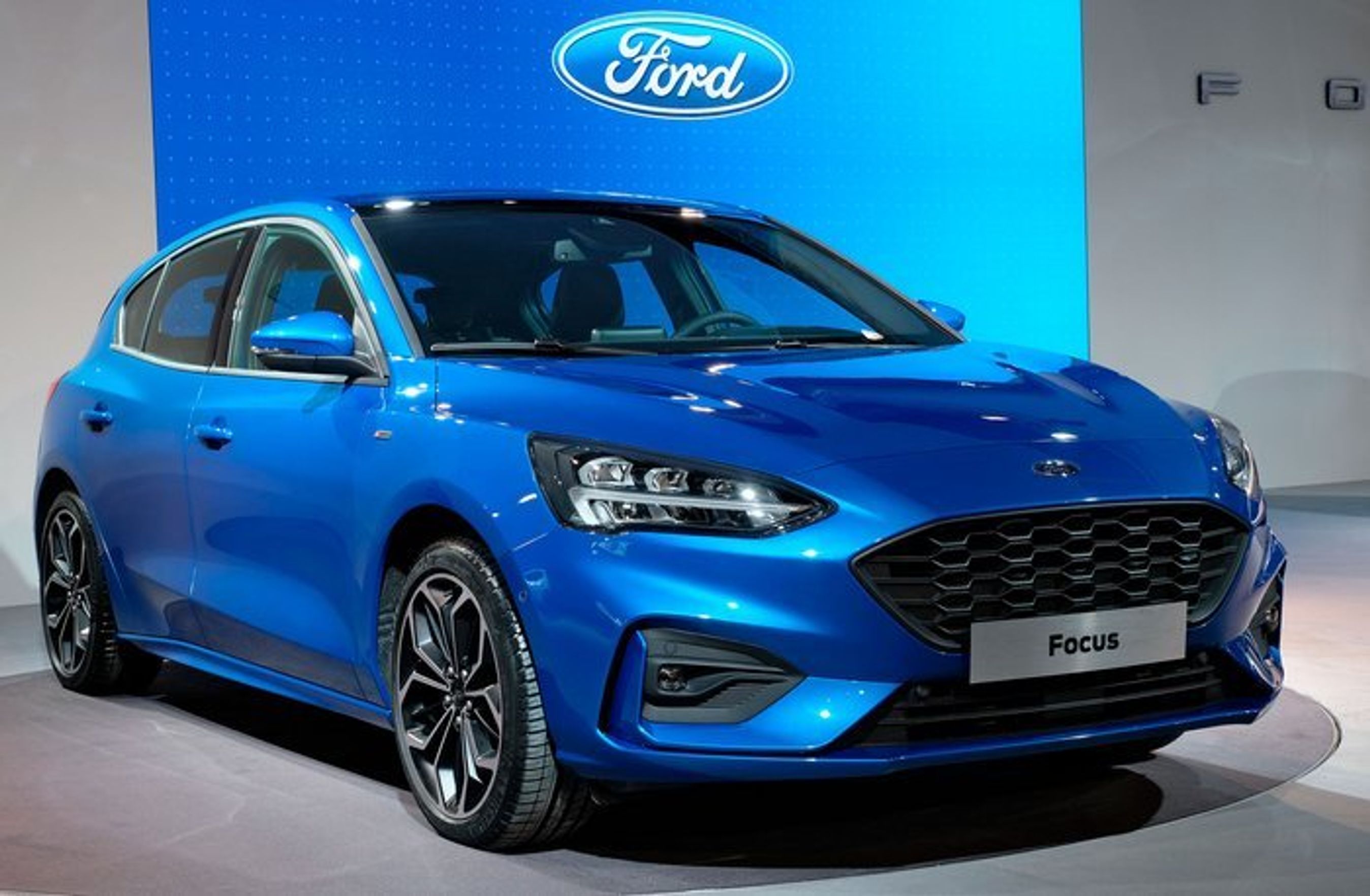 Ford Focus femdørs forfra.