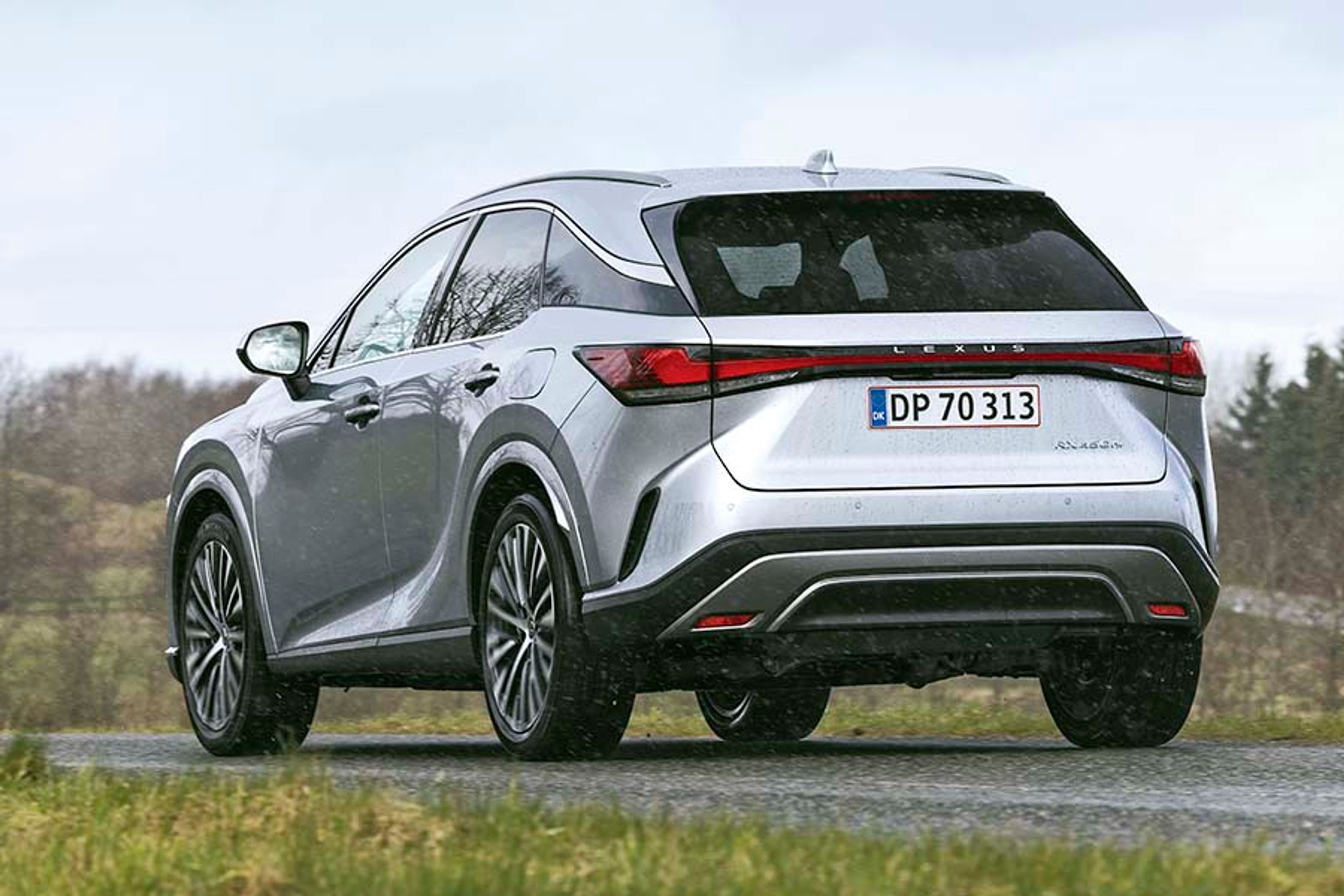 Lexus RX set bagfra, mens den holder på en landevej