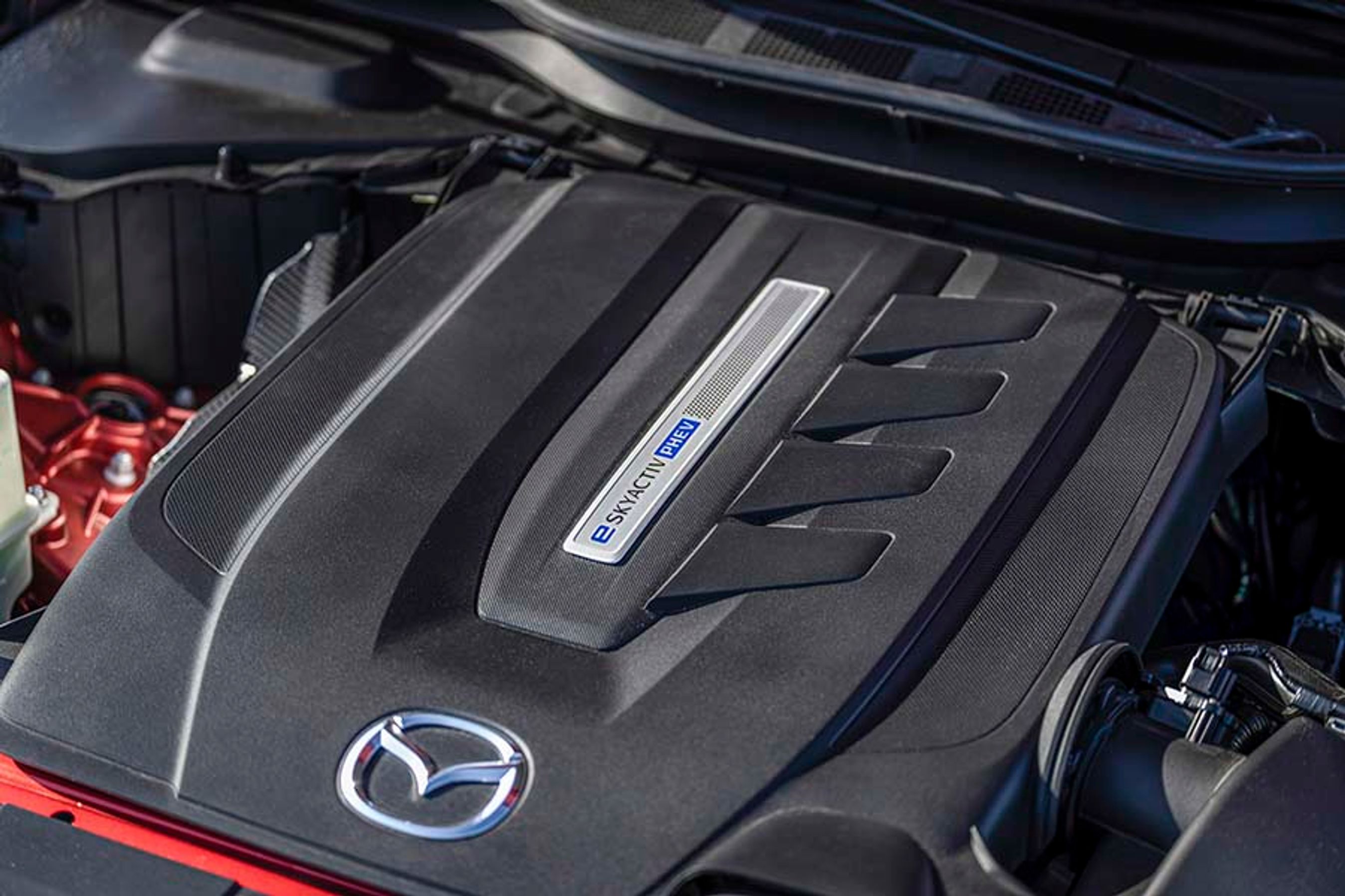 Motoren ligger på langs som i en baghjulstrukken bil. Det giver en lang front, idet der i forlængelse af motoren både skal være en elmotor og et ottetrins automatgear med to drivaksler til for- og baghjul.