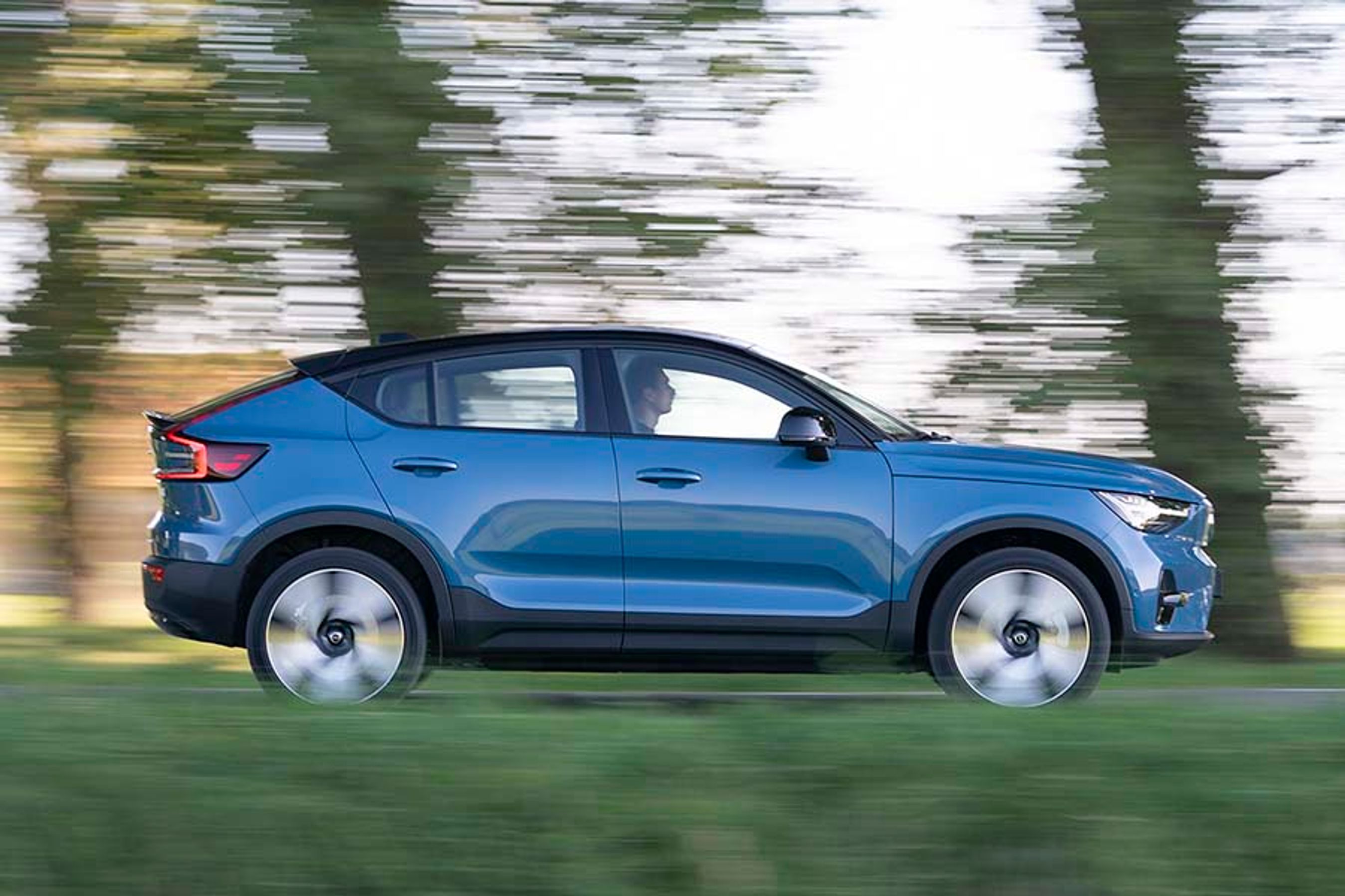 Fordøre, motorhjelm og forskærme identiske med Volvo XC40, mens bagdøre, tag og bagrude er skabt unikt til C40.