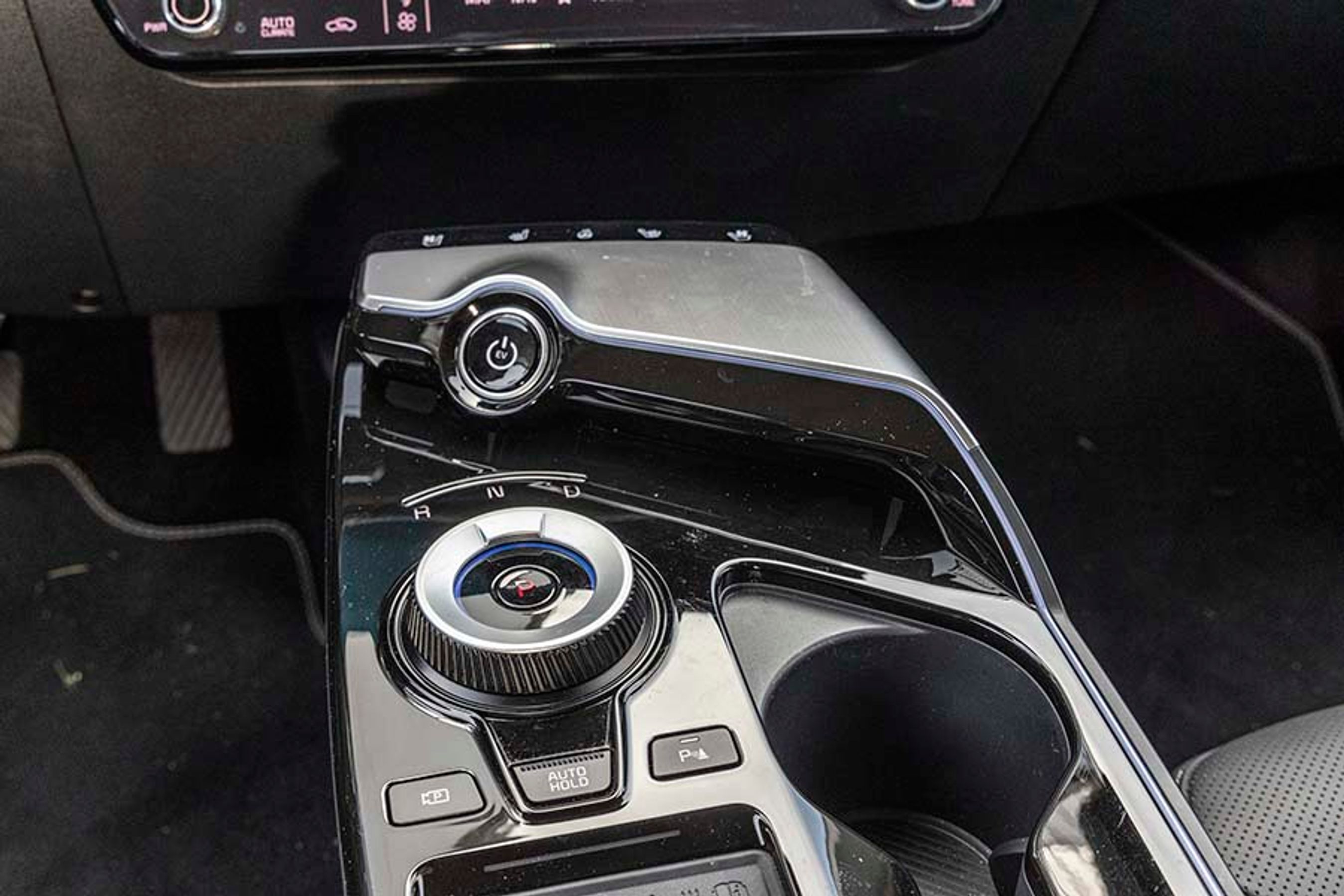 Gearvælgeren er placeret mellem forsæderne og er udformet som en drejeknap. Den er godt designet med D til højre, R til venstre og P, når man trykker på den. Den går i øvrigt selv i P, når man slukker motoren.