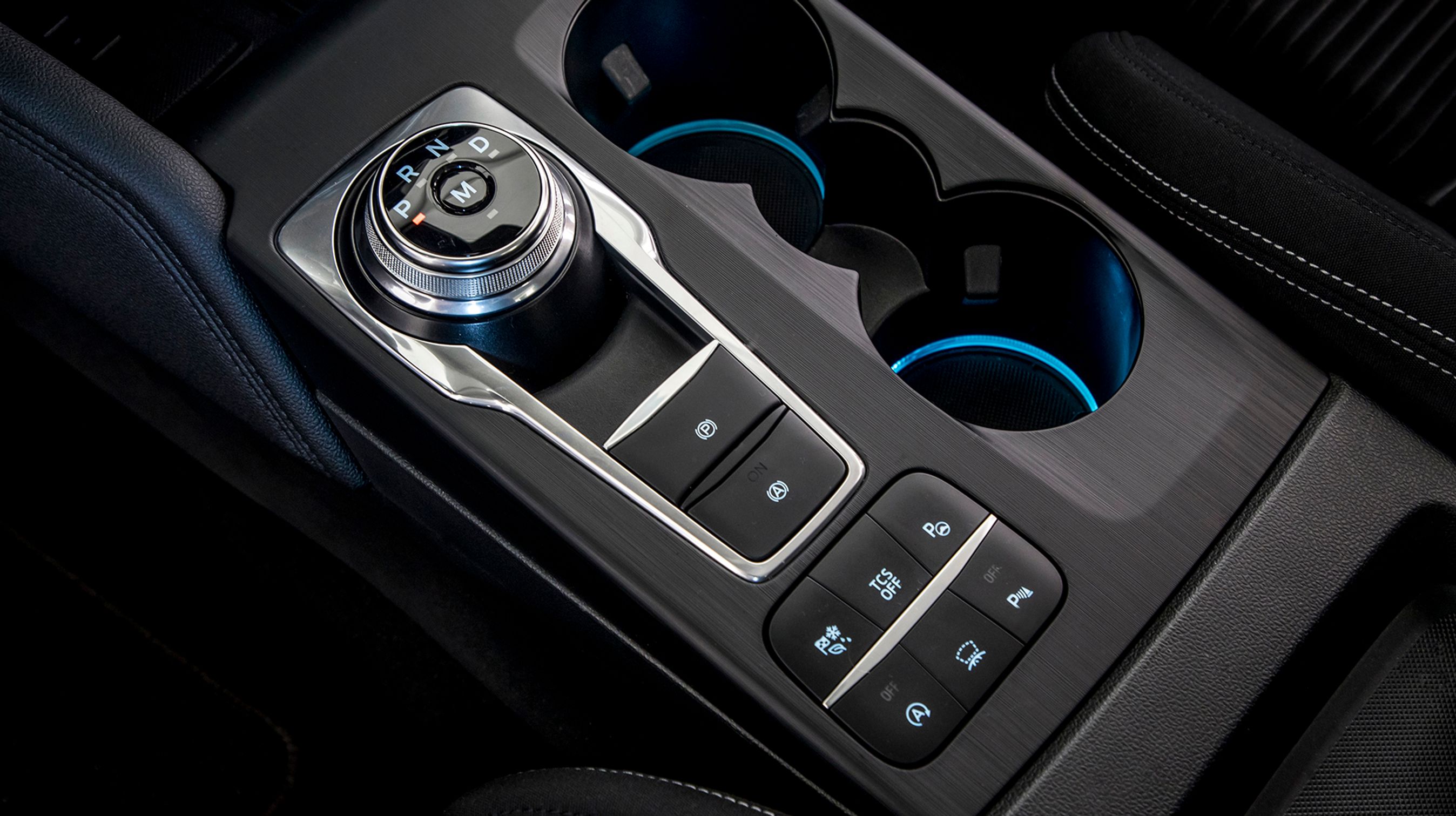 Man betjener automatgearet via denne drejeknap mellem forsæderne. Slukker man motoren i D, skifter den selv over i P, og det gør det let for føreren. Elektrisk parkeringsbremse er standard på biler med automatgear og fås til de øvrige udgaver.