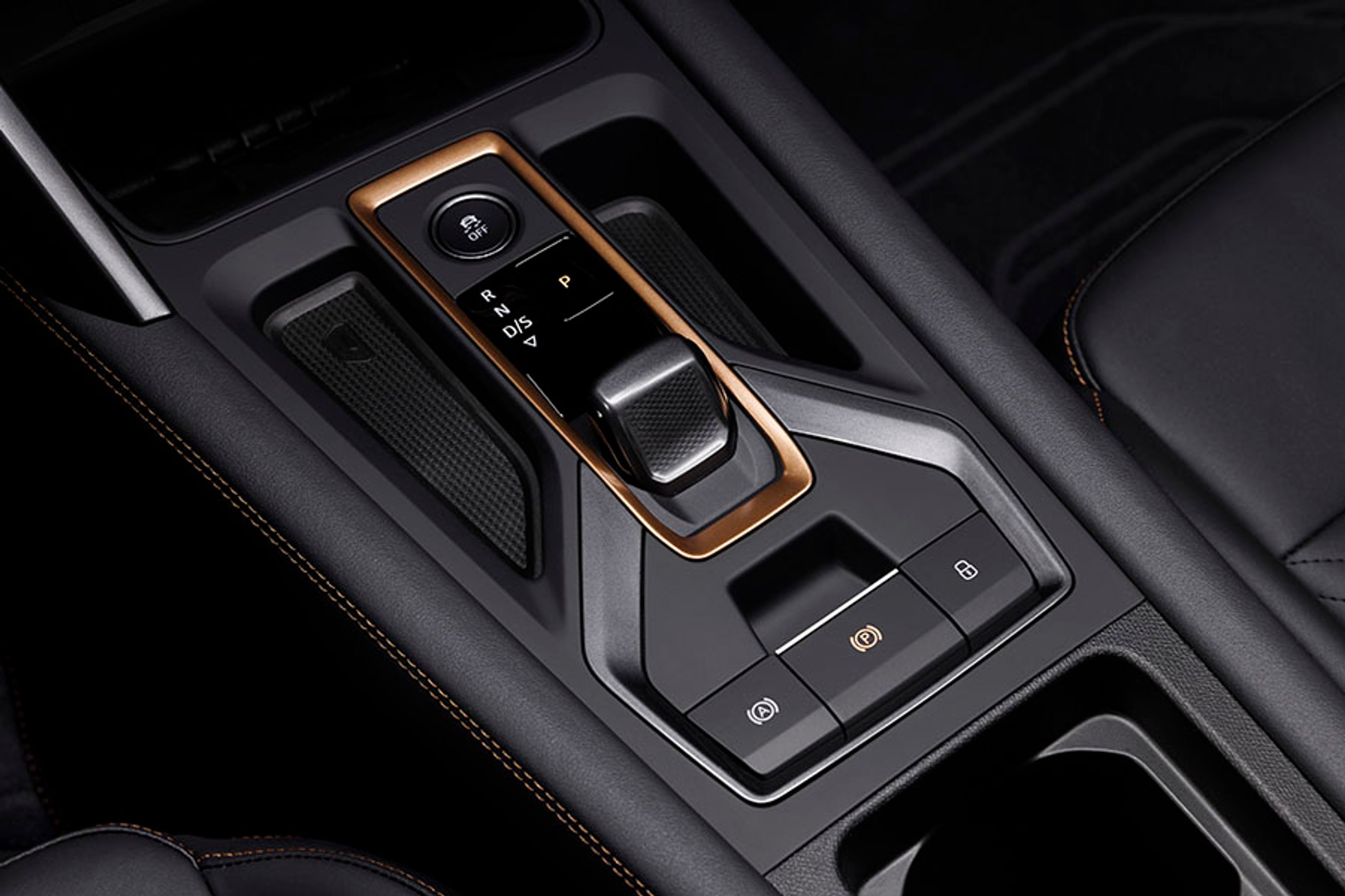 Mellem forsæderne er denne lille gearvælger placeret, og den er let at benytte. Foran den er der trådløs opladning af mobiltelefonen.